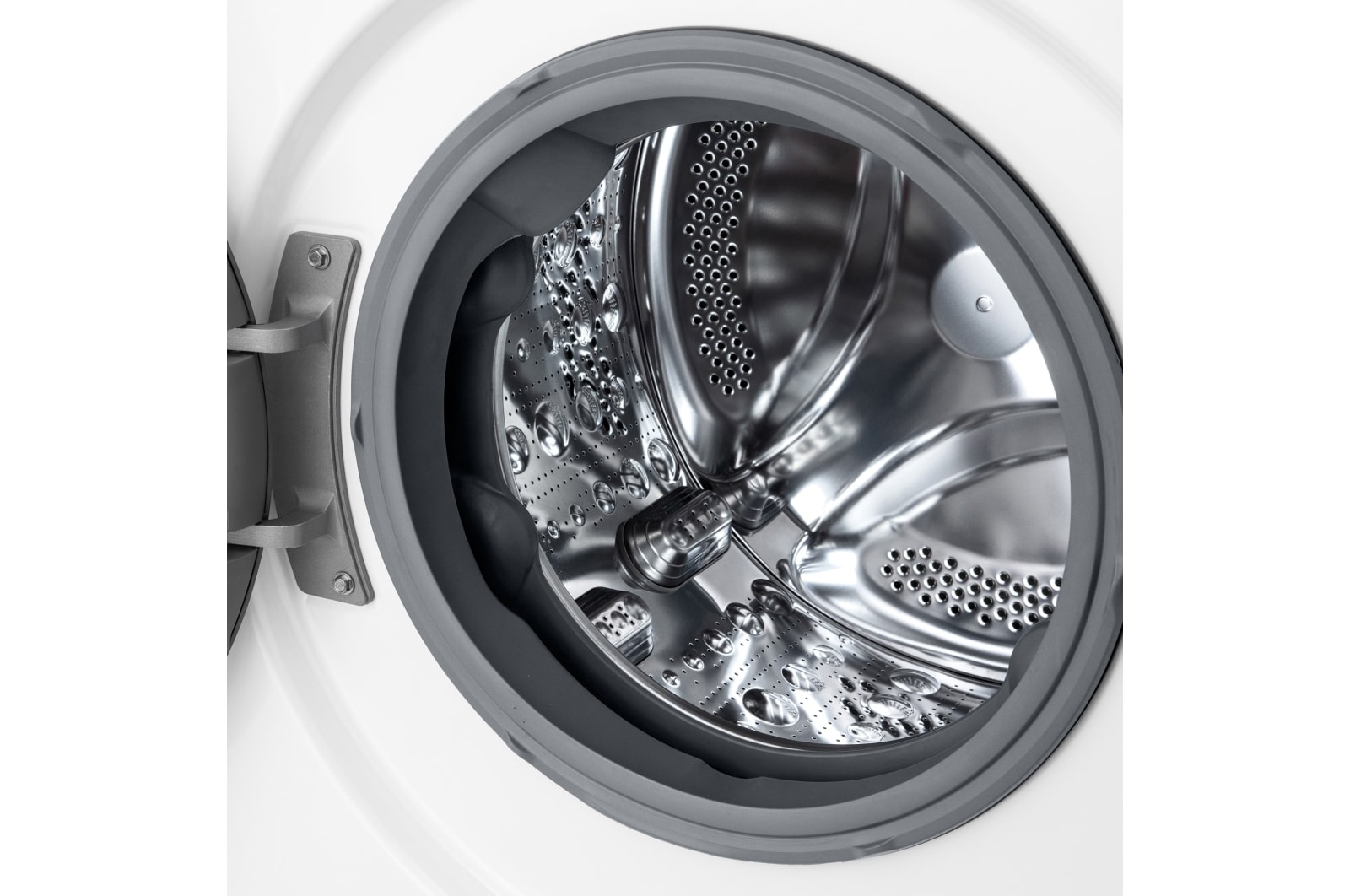 Zbliżenie bębna pralki. Srebrne wnętrze, szara uszczelka gumowa, zawias drzwi.