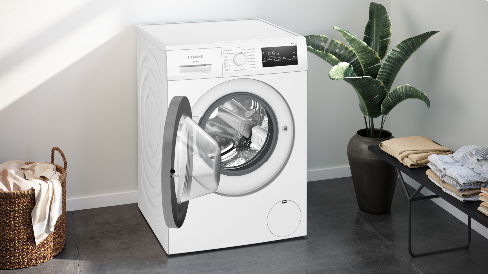 Weiße Siemens Waschmaschine mit offener Tür, Wäschekorb und Pflanze.