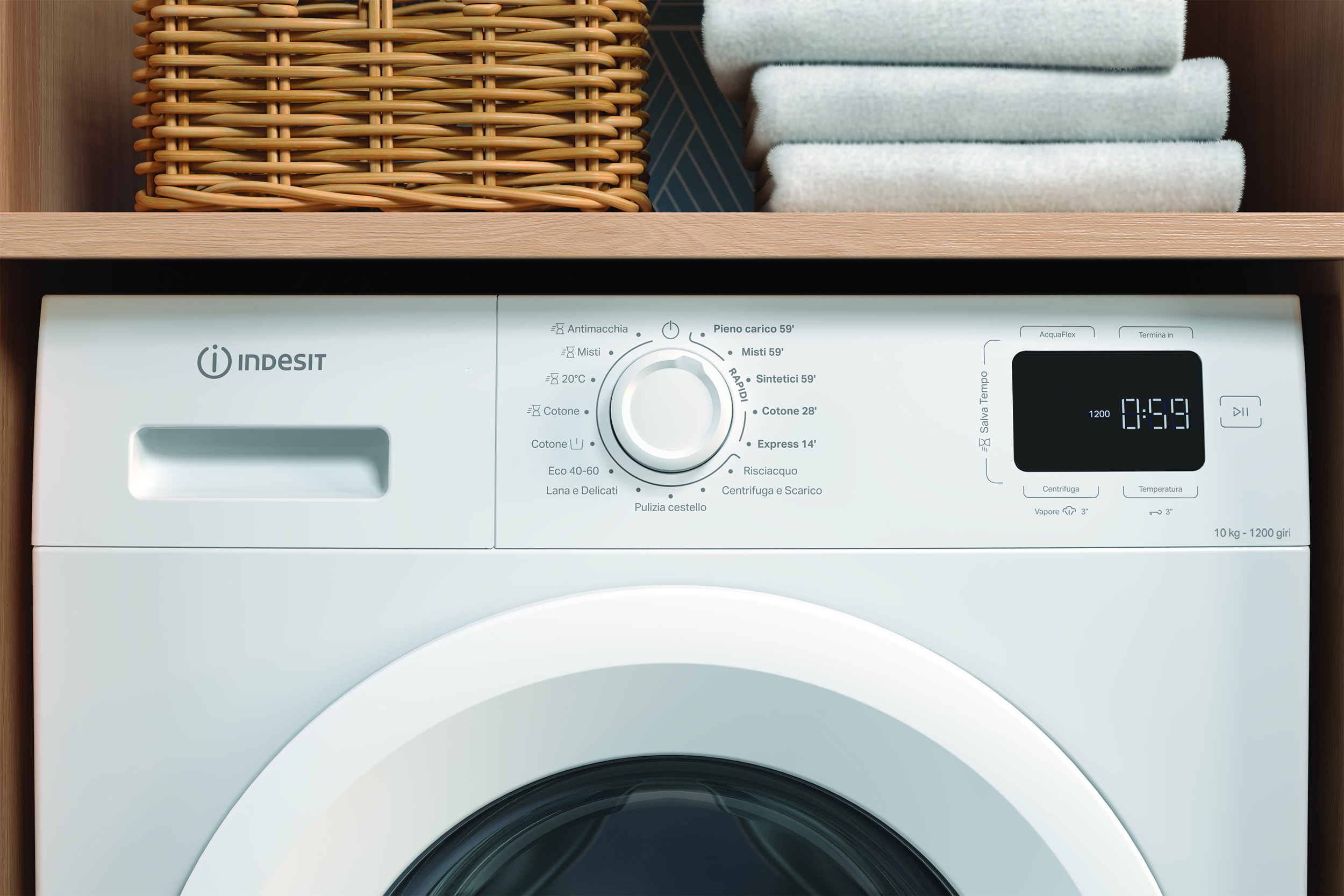 Primo piano del pannello di controllo di una lavatrice Indesit bianca con display digitale.