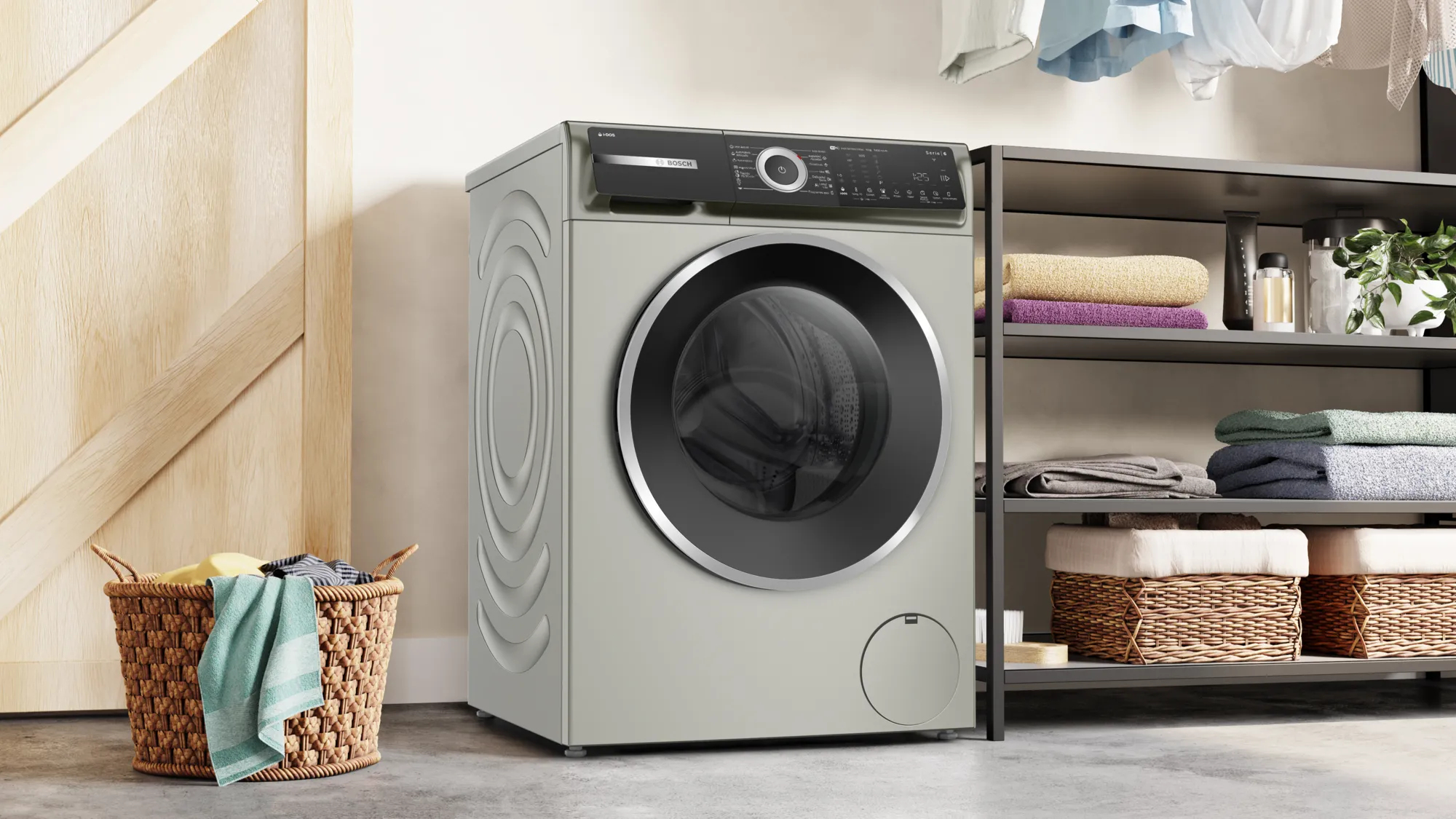 Nowoczesna pralka w pomieszczeniu z drewnianymi podłogami, szafkami i koszem na pranie.