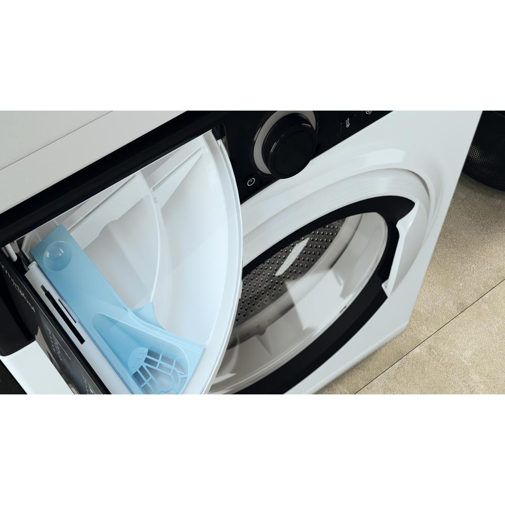 Zbliżenie szuflady na detergent białej pralki. Widoczny jest niebieski dozownik.