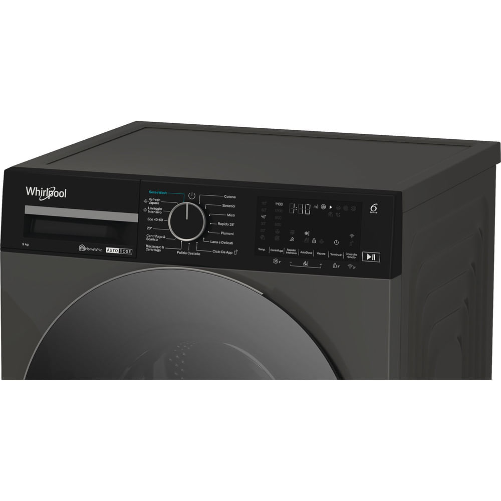 Primo piano del pannello di controllo di una lavatrice Whirlpool. Mostra un display e manopole di selezione. Sfondo grigio.