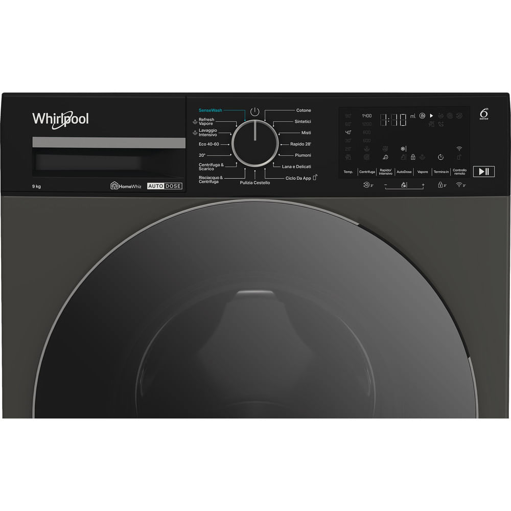 Primo piano del pannello di controllo di una lavatrice Whirlpool, con design grigio scuro e molteplici impostazioni.