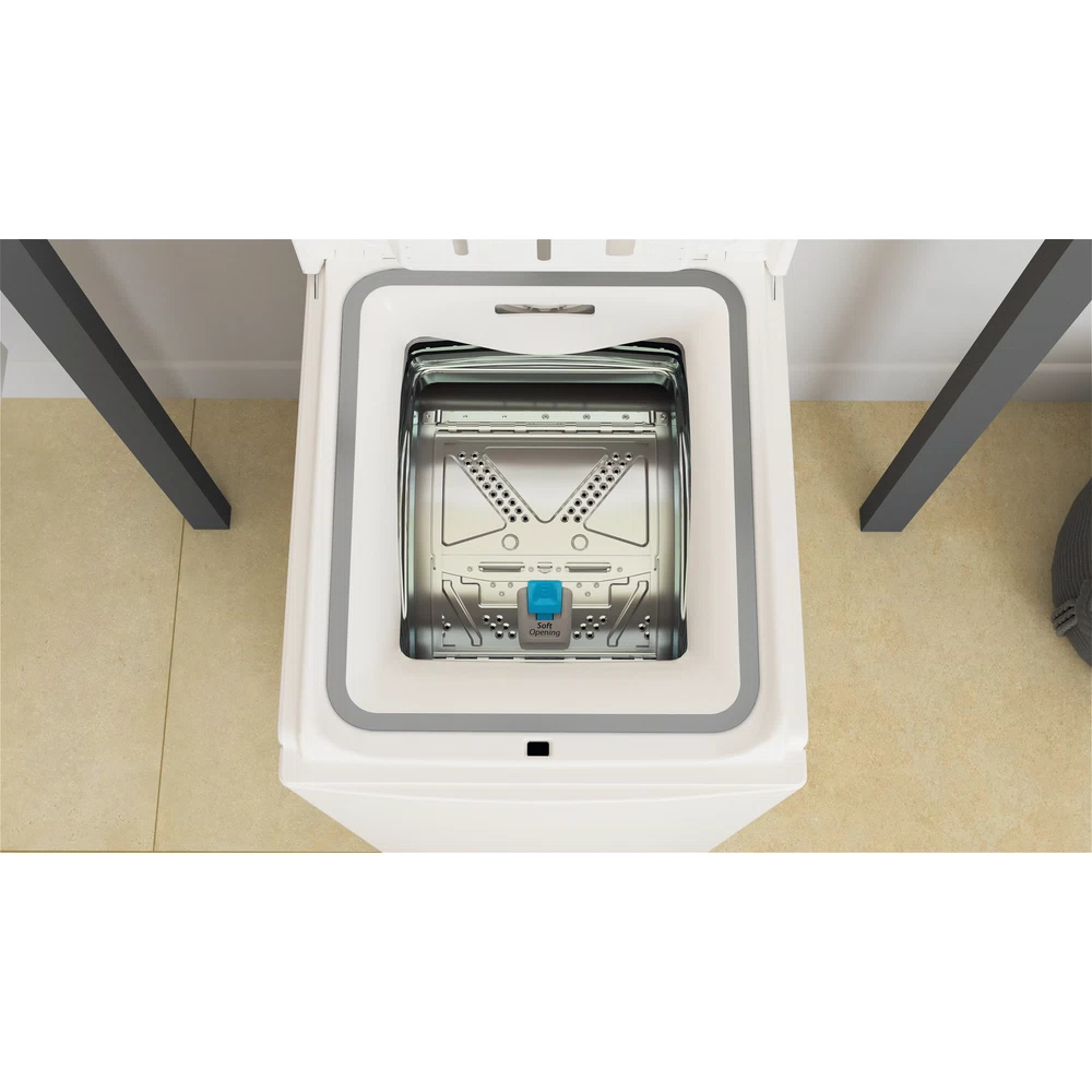 Widok z góry na białą pralkę z otwartą pokrywą. Widoczny jest bęben wewnętrzny.