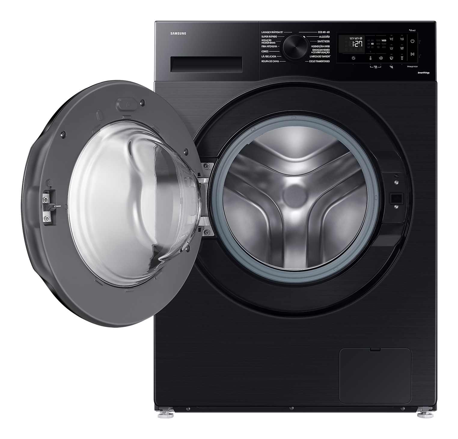 Una lavadora Whirlpool blanca en una habitación, junto a una cesta de lavandería negra y ropa.