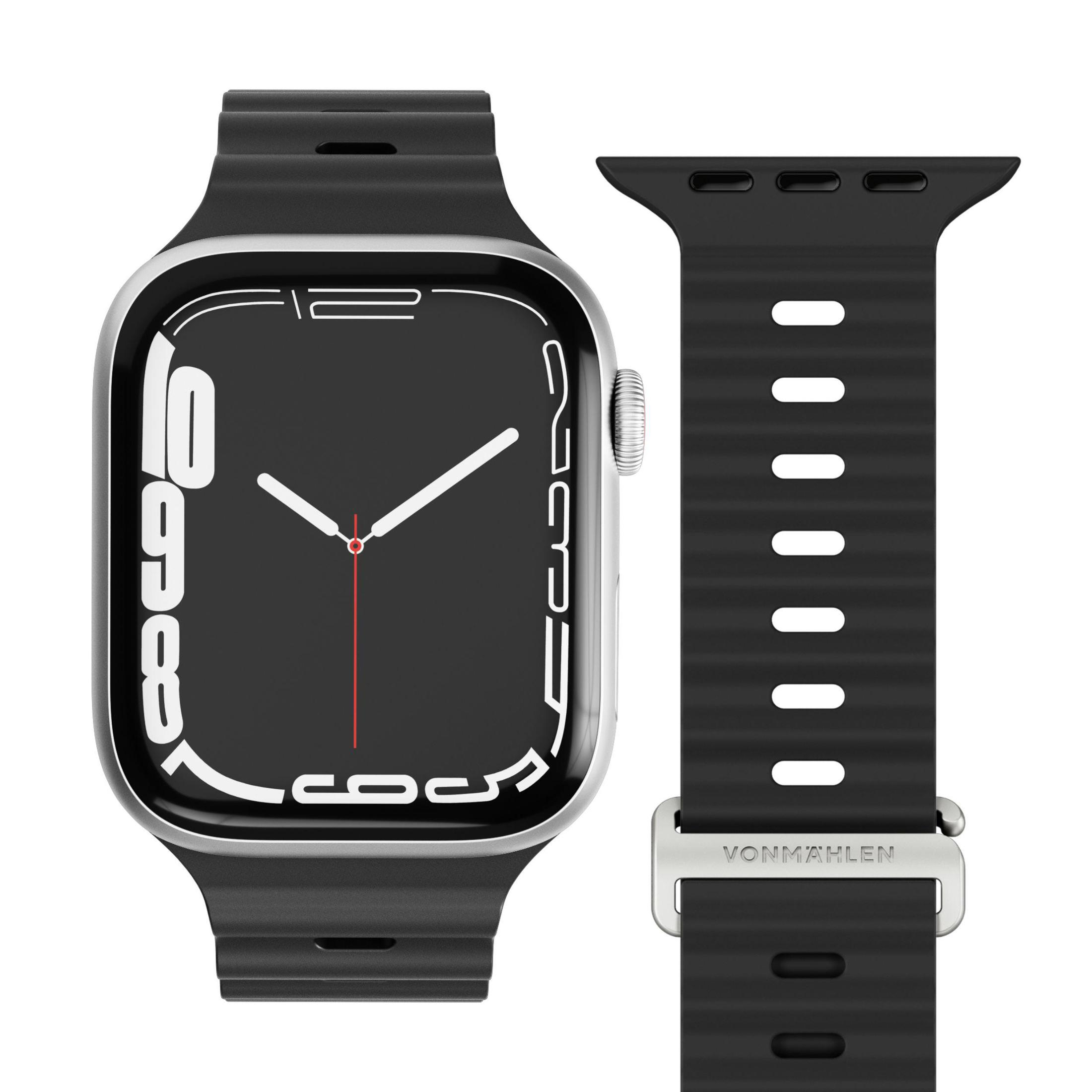 Srebrny Apple Watch z czarnym paskiem i zbliżeniem na tarczę zegarka.