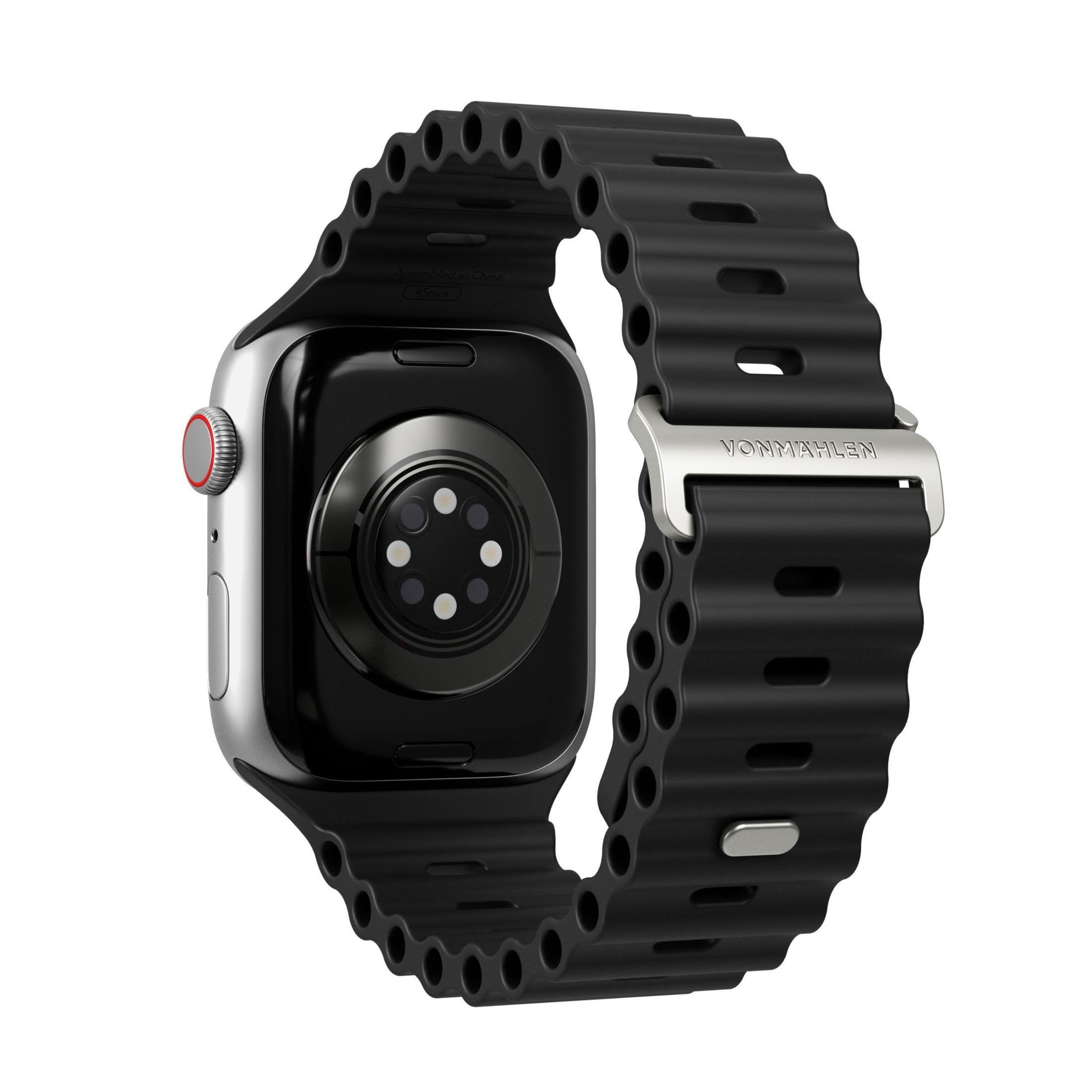 Czarny Apple Watch z czarnym, falowanym paskiem.