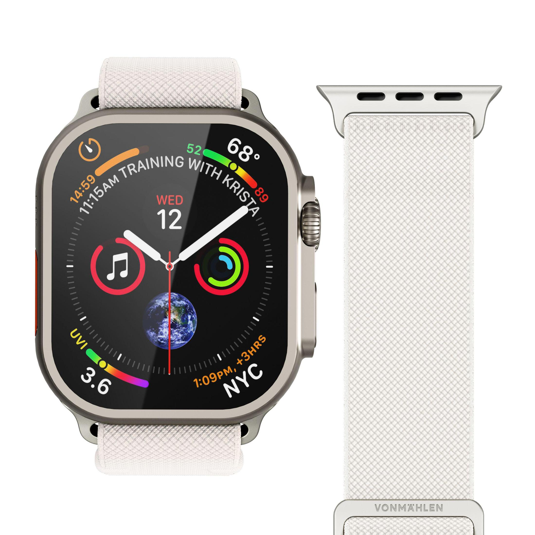 Apple Watch z białym paskiem. Tarcza zegarka pokazuje godzinę, datę i dane fitness.