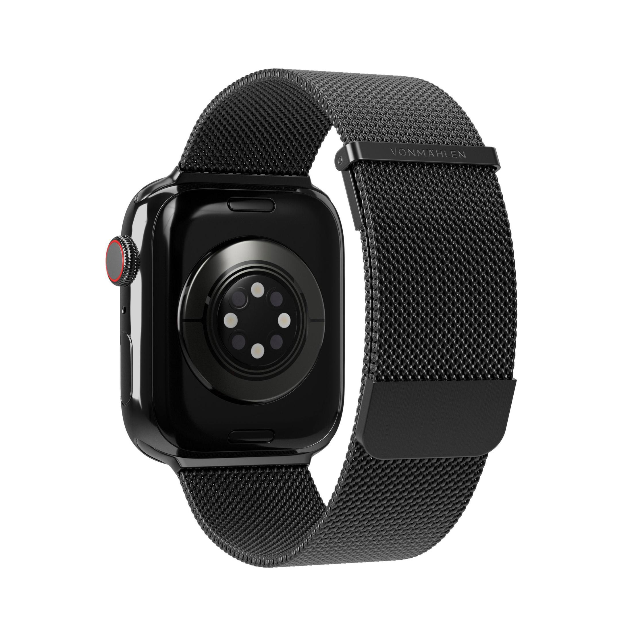 Smartwatch nero con cinturino in rete nero. Il retro dell'orologio mostra sensori e un pulsante rosso.