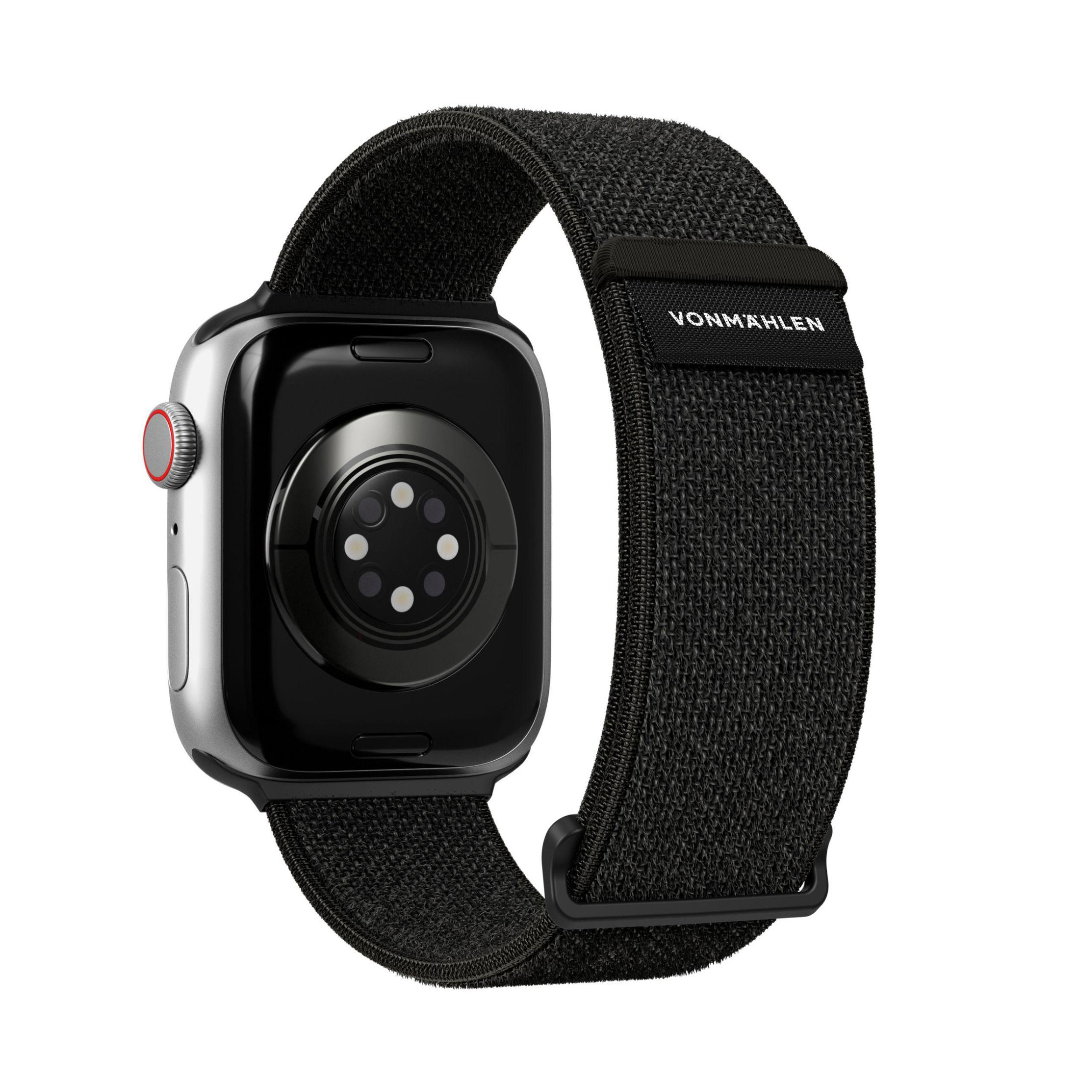 Czarny Apple Watch z czarnym paskiem, pokazujący tarczę zegarka i markę Vonmahlen na pasku.
