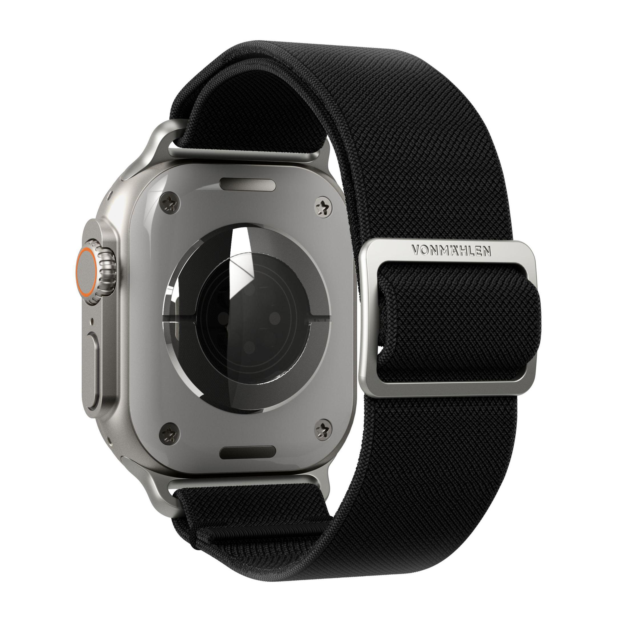 Srebrny smartwatch z czarnym paskiem z tkaniny.