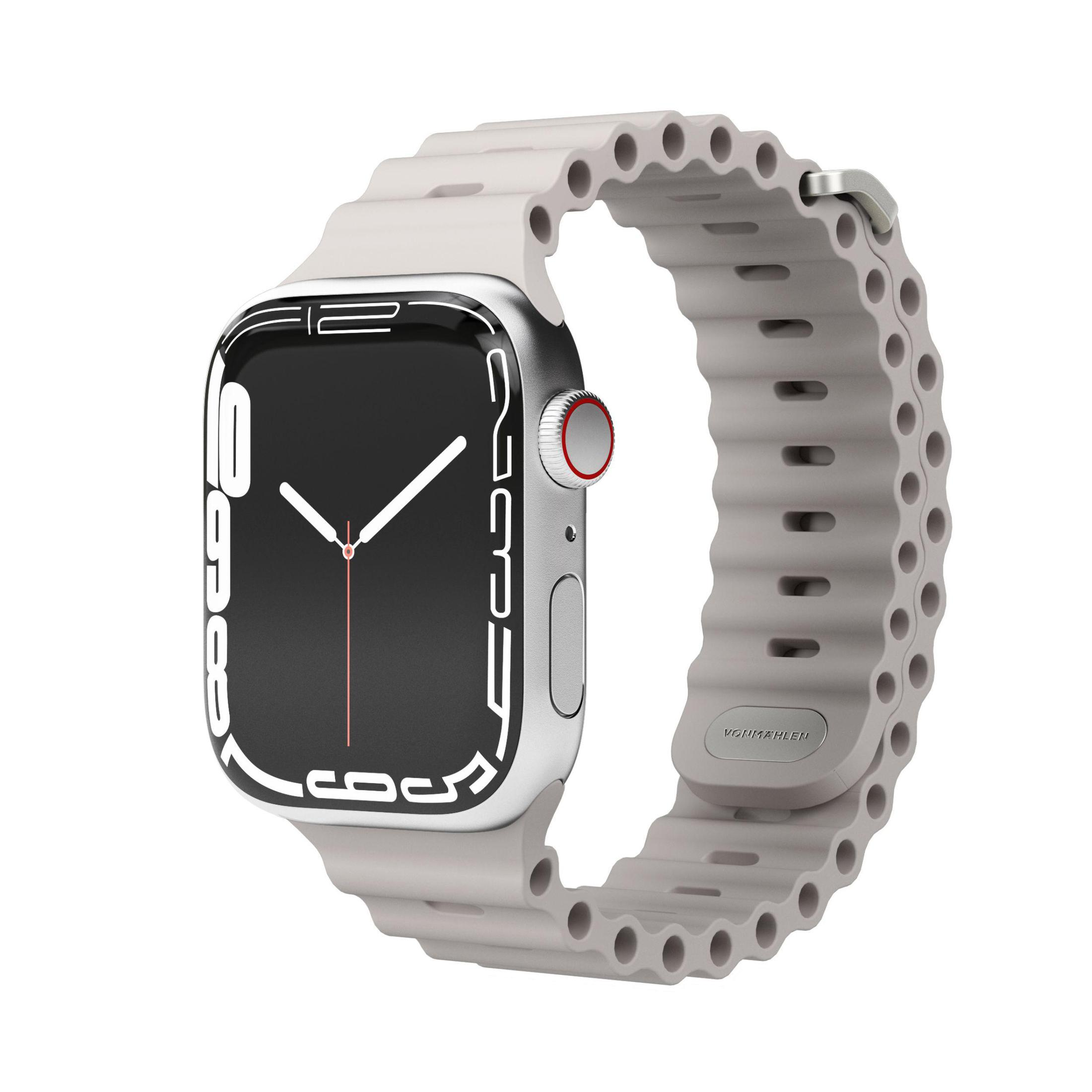 Srebrny Apple Watch z szarym paskiem. Tarcza zegarka pokazuje czas i wskaźniki zdrowia.