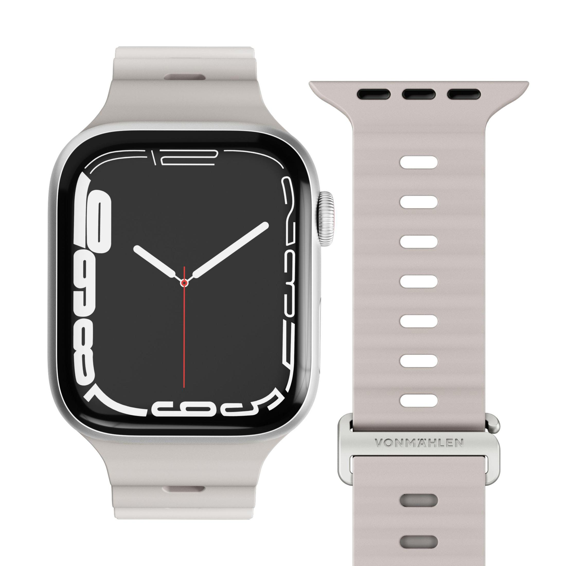 Srebrny smartwatch z jasnoszarym paskiem i czarnym wyświetlaczem z białymi cyframi.