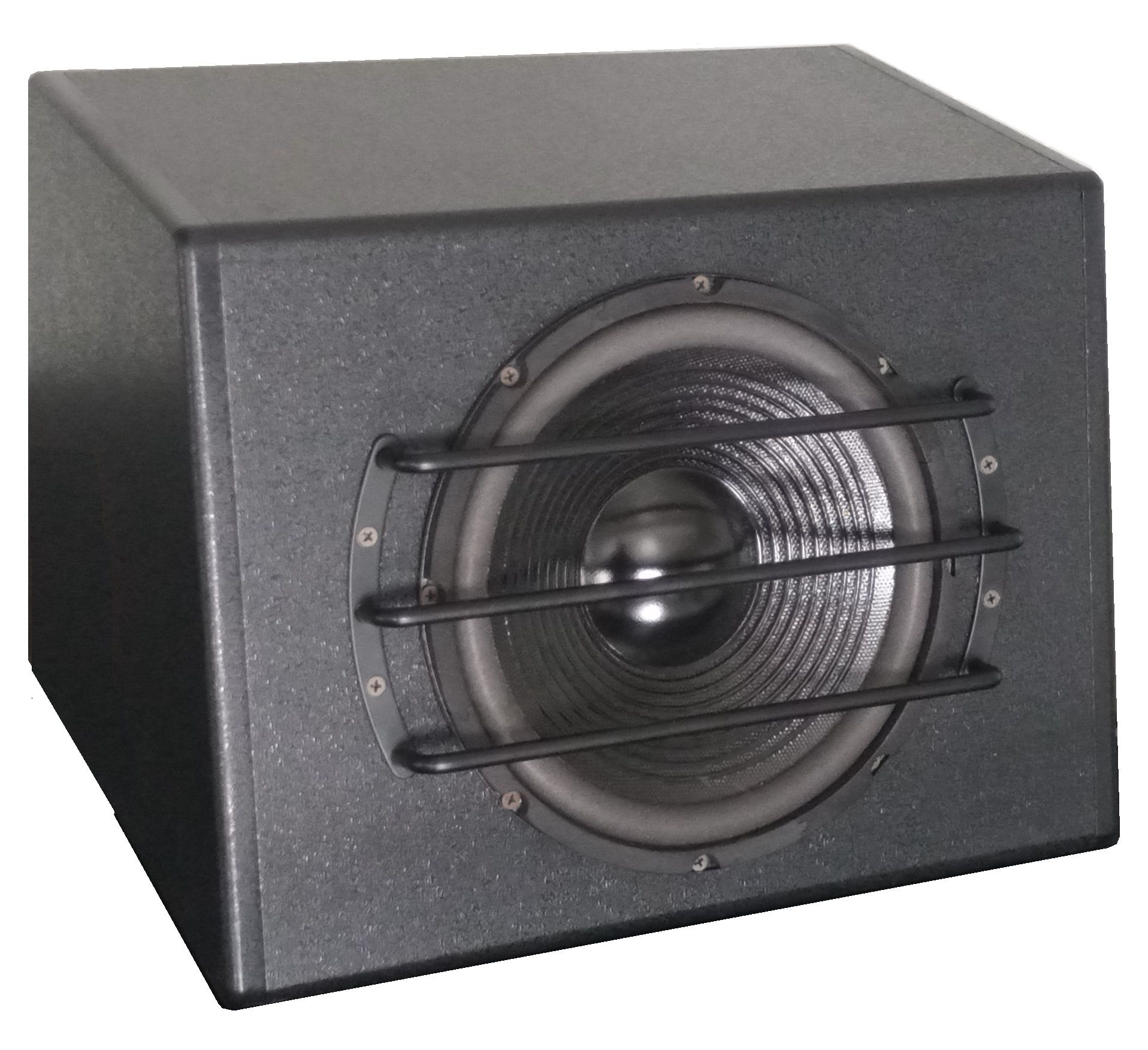 Una scatola per altoparlanti nera con un subwoofer e una griglia protettiva.