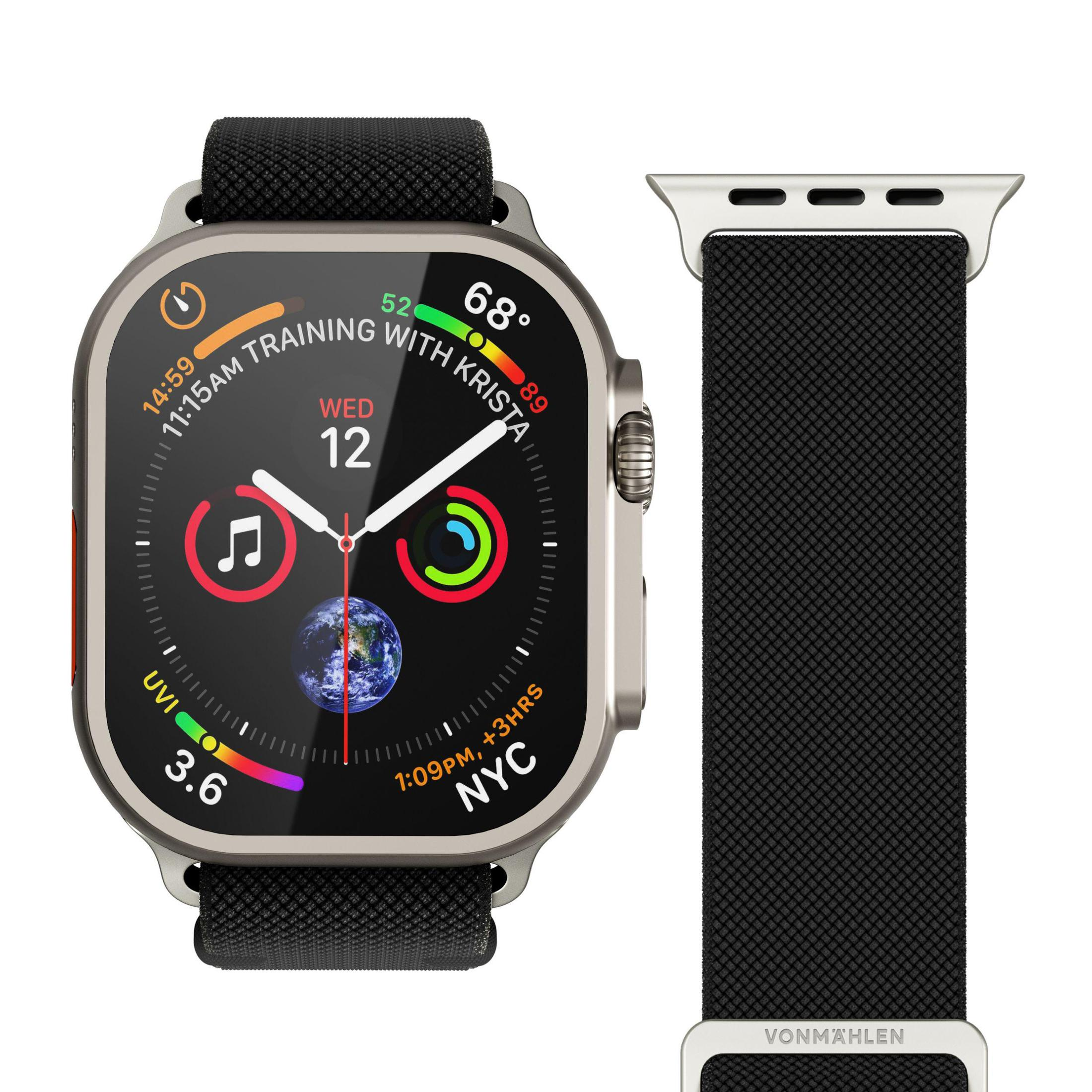 Apple Watch z czarnym paskiem. Tarcza zegarka pokazuje czas i dane fitness.