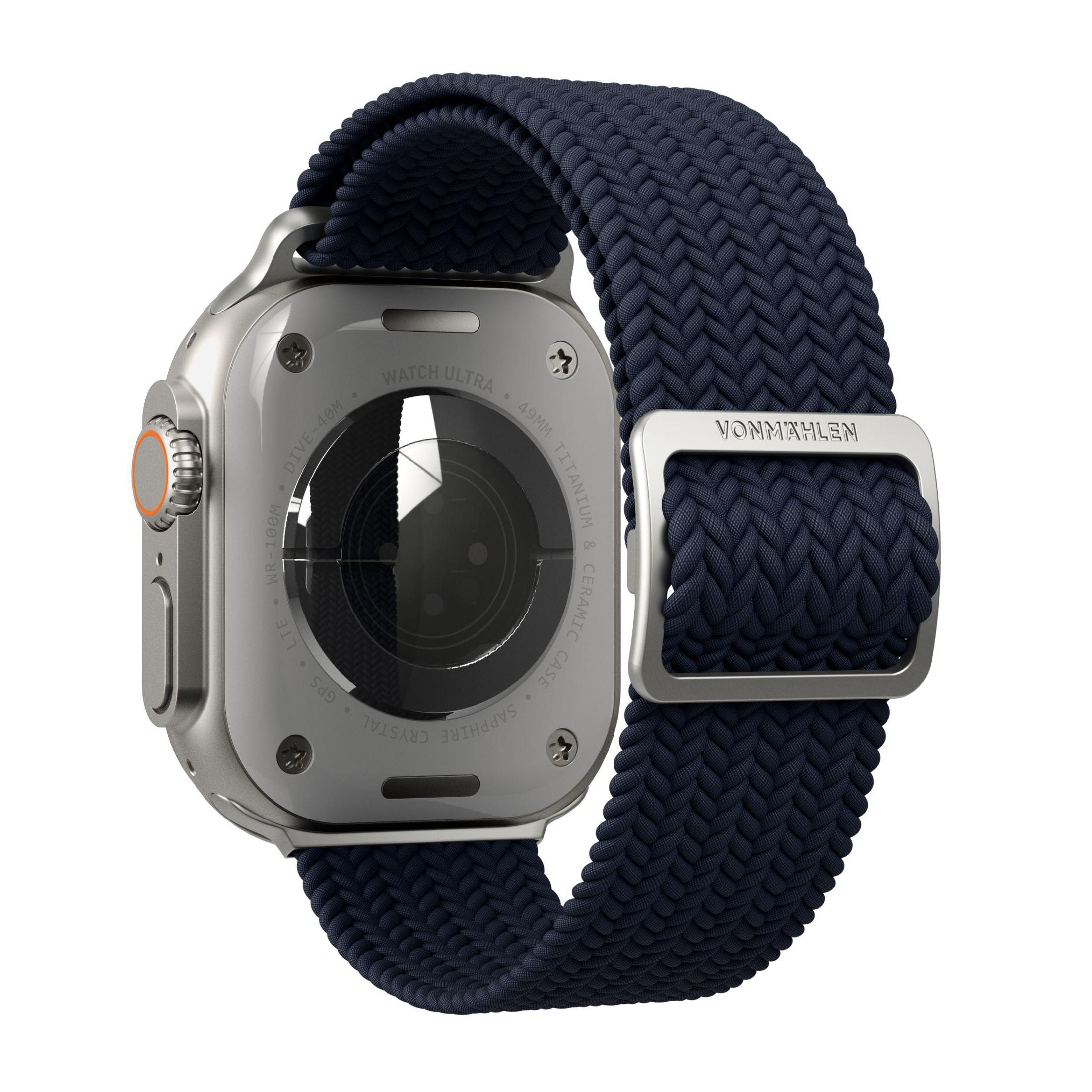 Srebrny Apple Watch Ultra z niebieskim plecionym paskiem i srebrnym zapięciem.