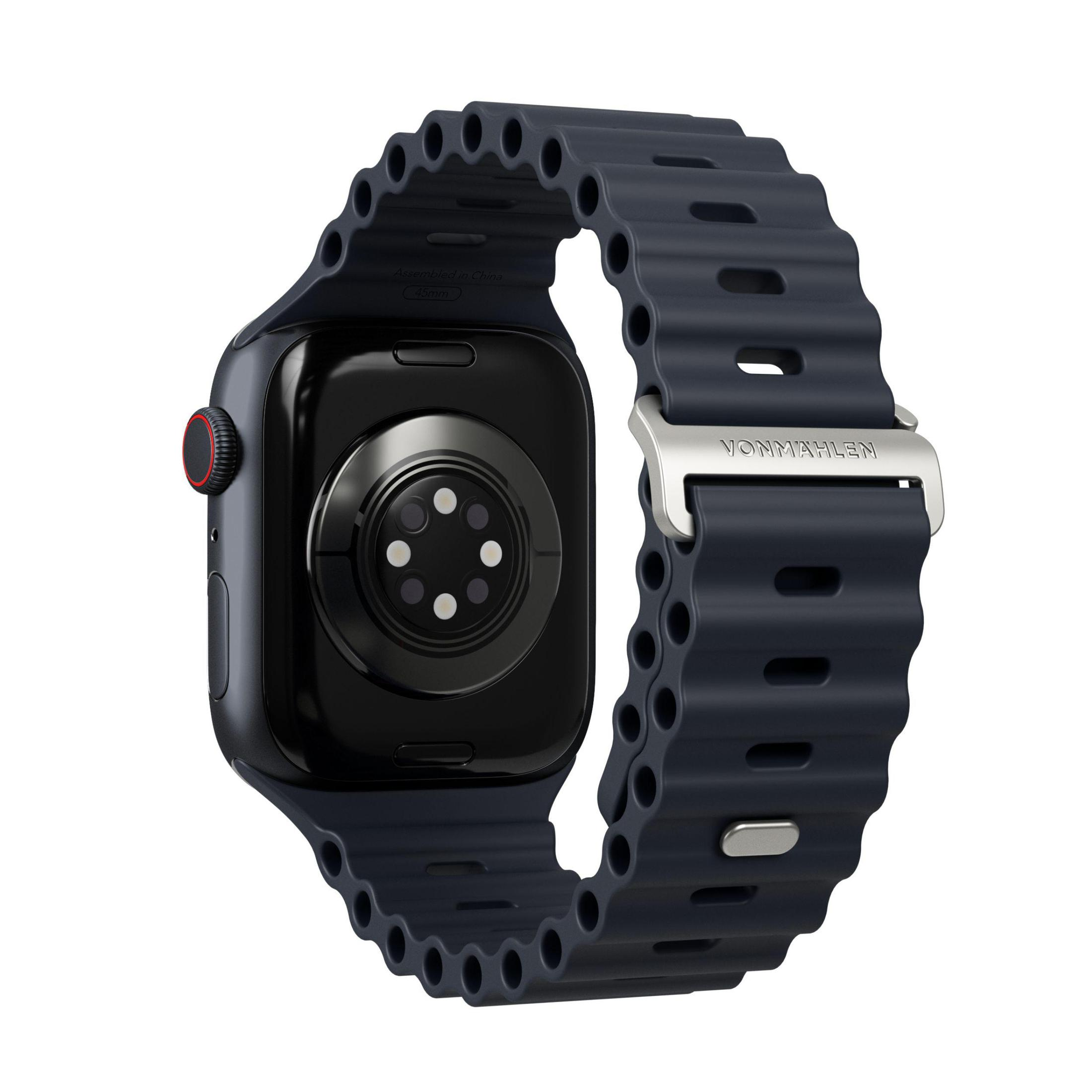 Czarny smartwatch z niebieskim, pofałdowanym paskiem. Srebrna klamra z logo VonMahlen. Widok z tyłu.