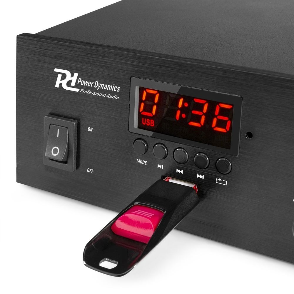 Dispositivo elettronico nero con schermo rosso e chiavetta USB inserita.