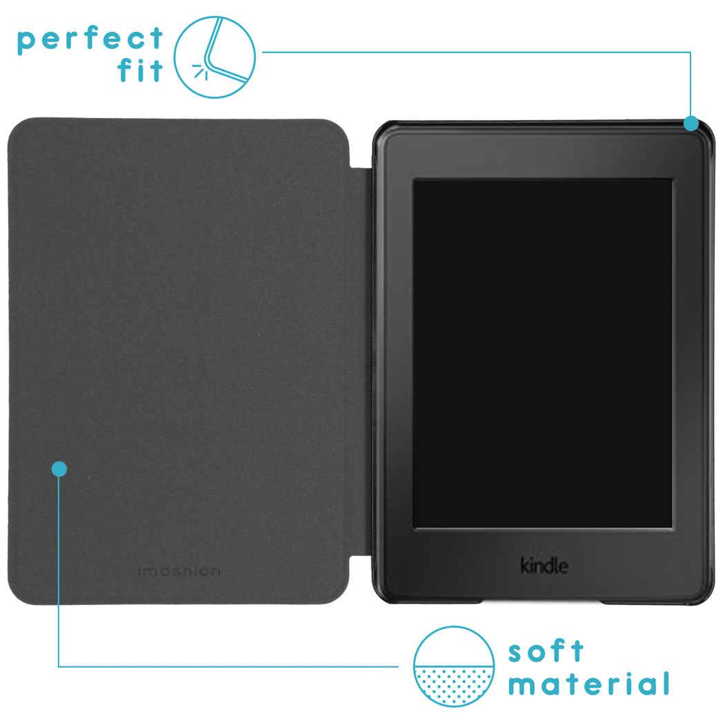 Un lecteur Kindle dans un étui noir, avec l'écran éteint. La couverture est ouverte.