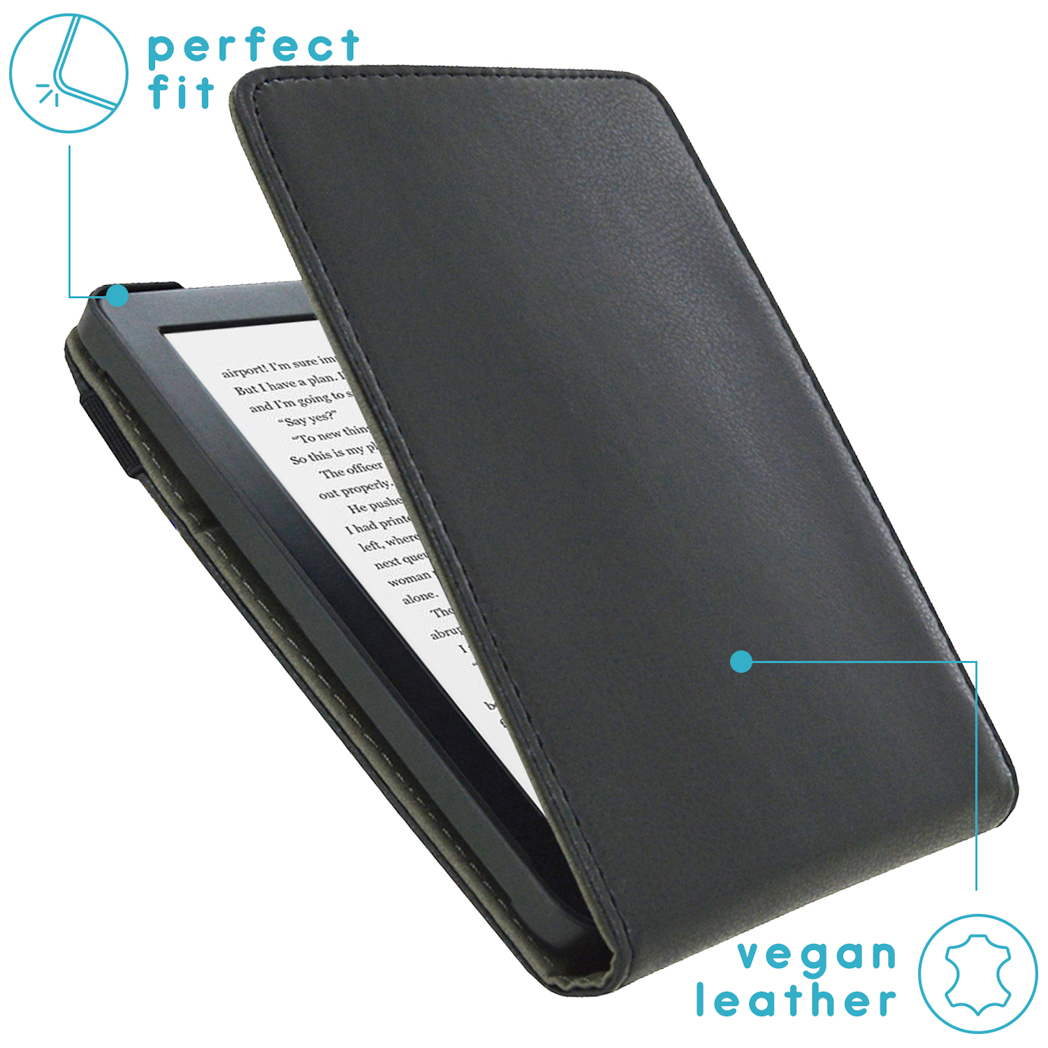 Zwarte leren e-reader hoes, open om het scherm met tekst te onthullen. Witte achtergrond.