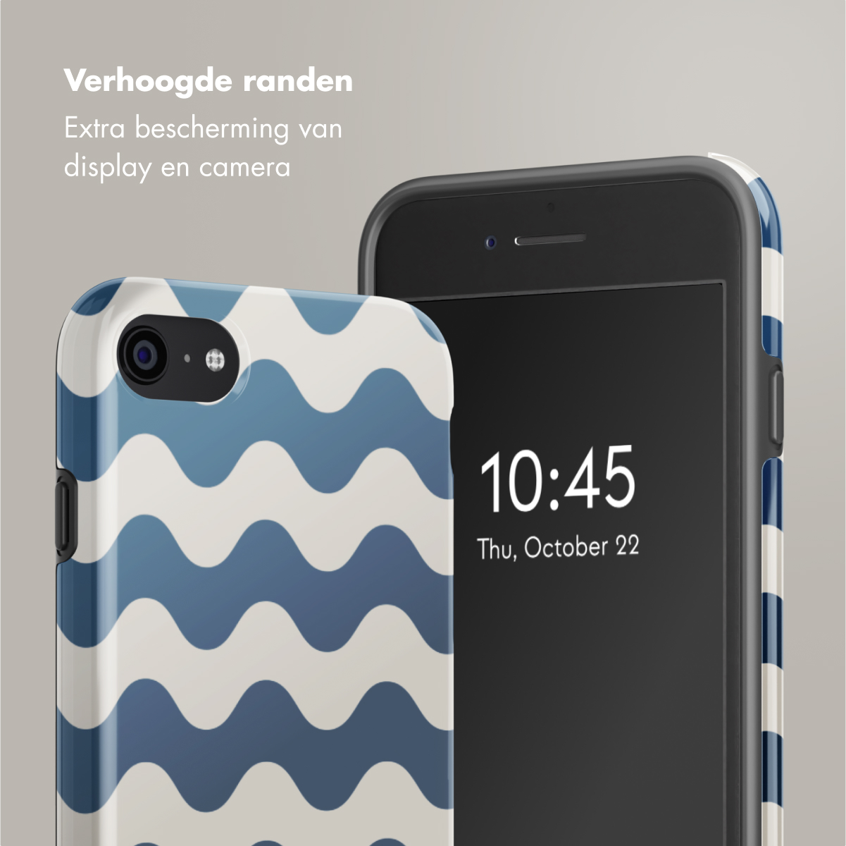 Een telefoon met een blauw en wit golfpatroon hoesje en een zwart scherm.