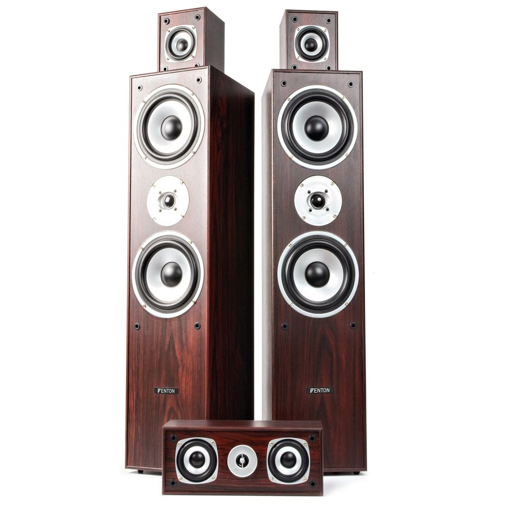 Tres altavoces, dos altos, uno corto, todos con vetas de madera sobre fondos blancos.