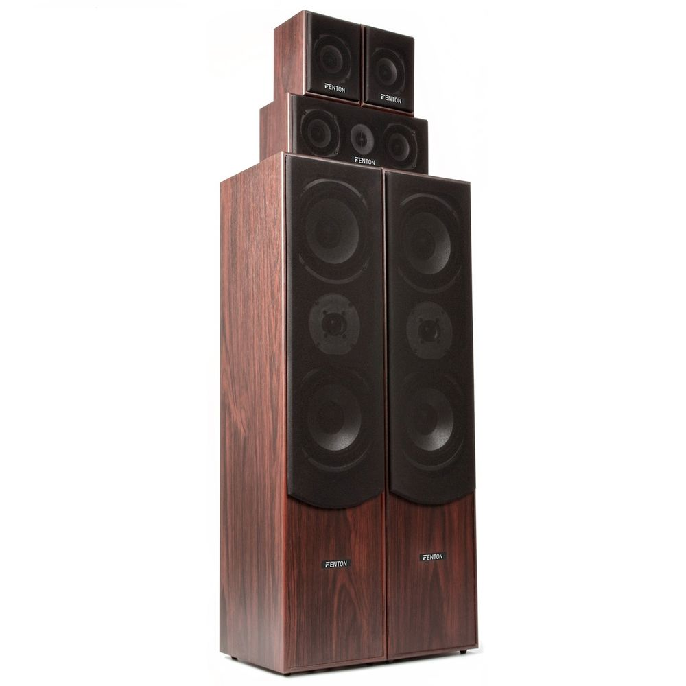 Un sistema de altavoces con múltiples altavoces apilados verticalmente, con la marca FENTON.