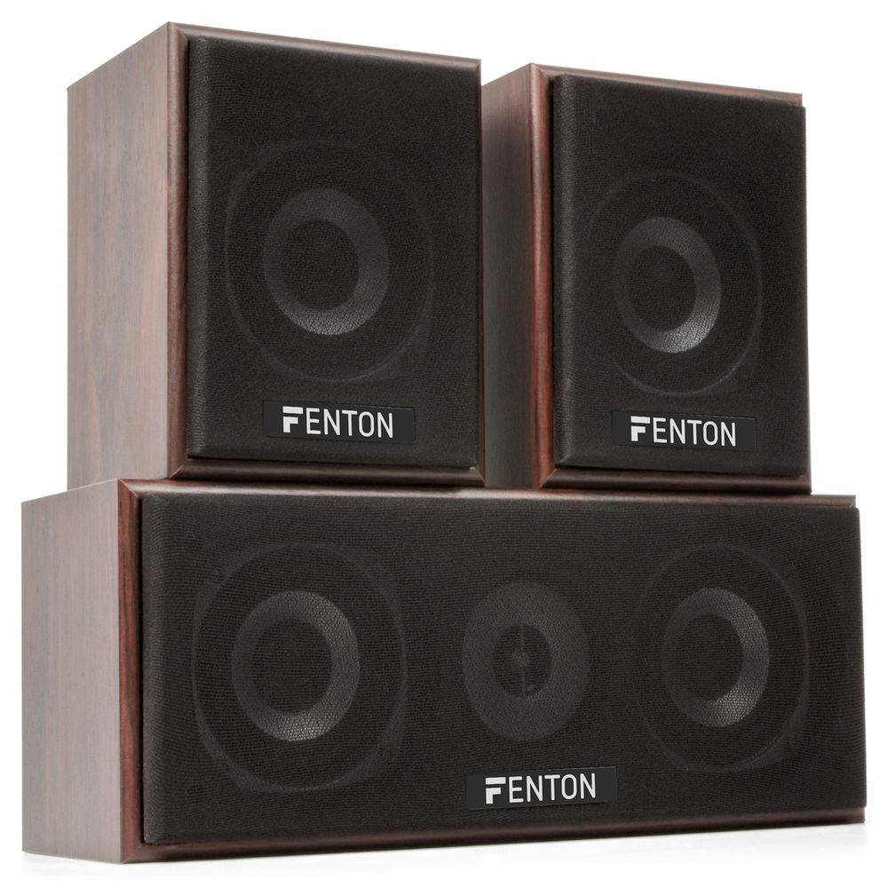 Un conjunto de altavoces, dos pequeños encima de uno largo, todos de madera oscura.