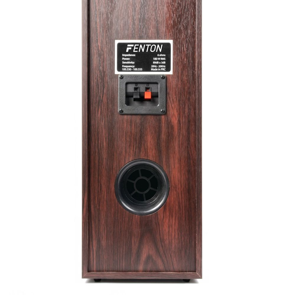 La parte trasera de un altavoz de madera que muestra las especificaciones.