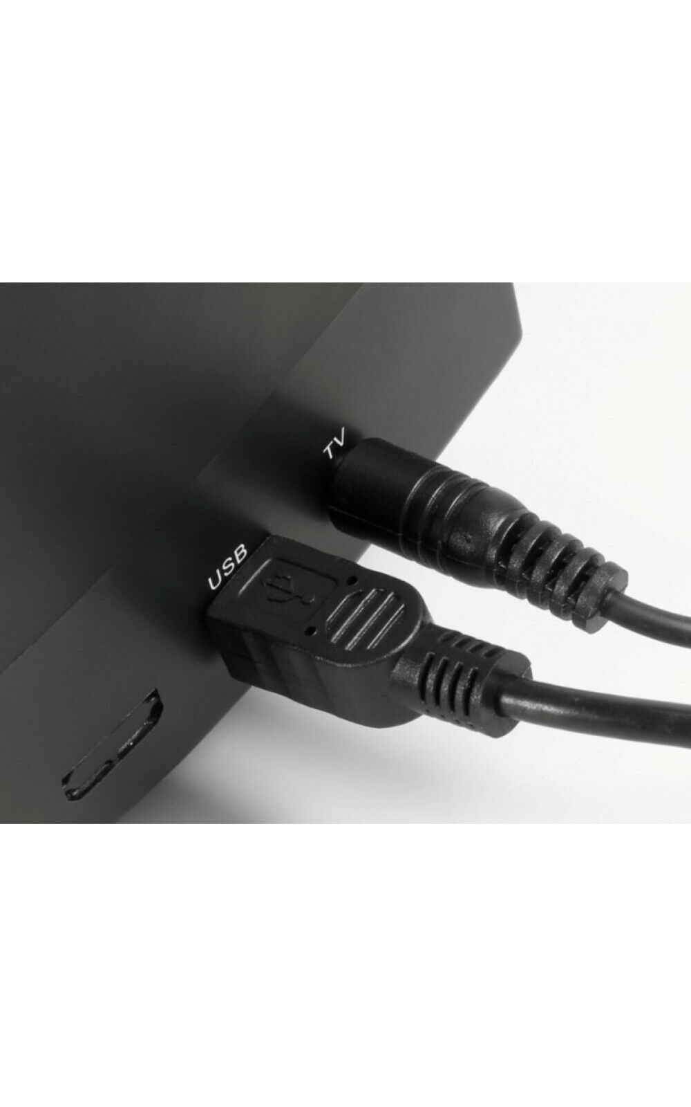 Nahaufnahme der Rückseite eines schwarzen Geräts. Zwei Kabel, eines USB und eines TV, sind eingesteckt.