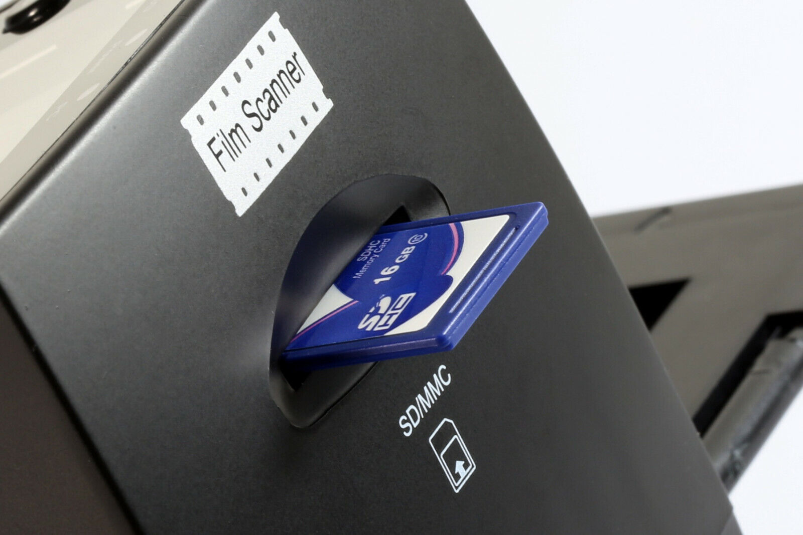 Ein schwarzer Filmscanner mit einer blauen SD-Karte im Steckplatz.
