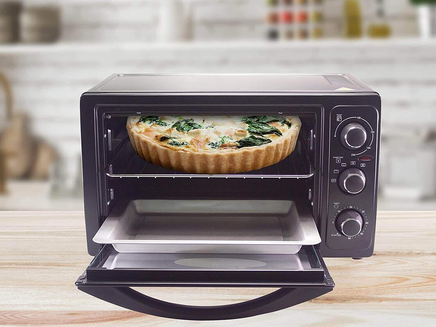 Ein Ofen mit Quiche. Die Tür ist offen. Braune und schwarze Farbe.