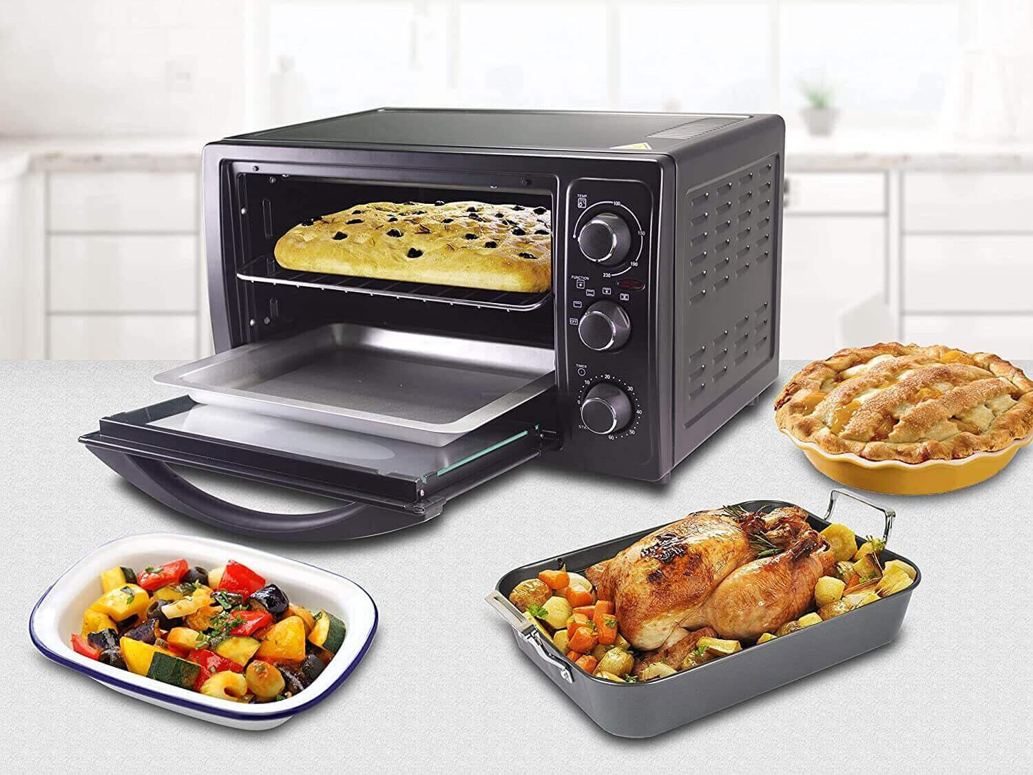 Ein schwarzer Ofen mit Essen und drei weitere Gerichte mit Essen, darunter ein Kuchen und Gemüse.