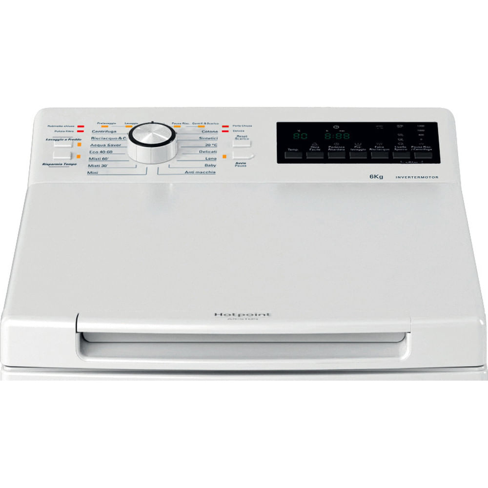 Panel sterowania białej pralki. Pokrętło, wyświetlacz i przyciski. Białe tło.