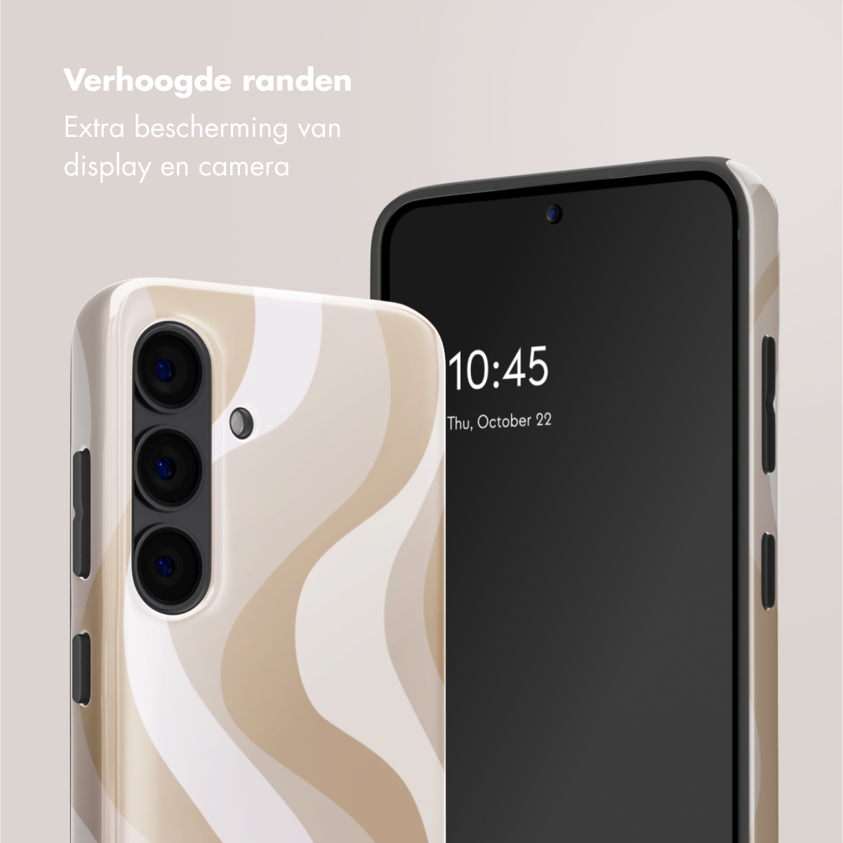 Una custodia per telefono con onde beige e bianche è accanto a un telefono che visualizza l'ora 10:45.