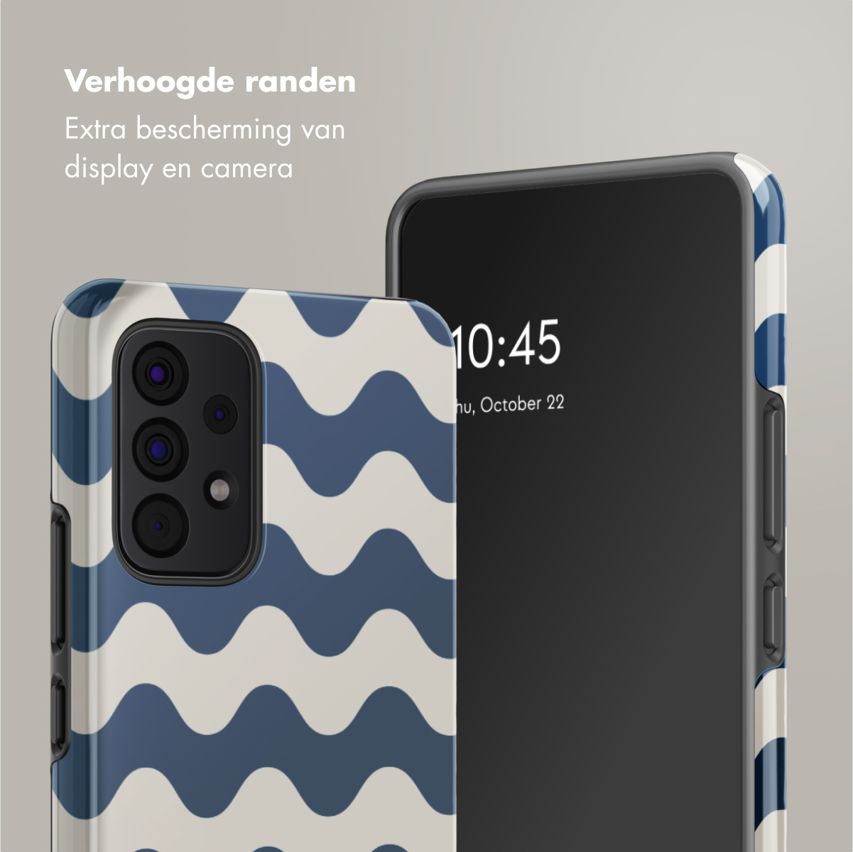 Coque avec des lignes ondulées bleues et un téléphone noir. Affiche l'heure et la date.