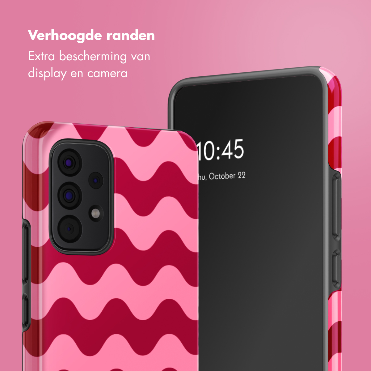Telefono in una custodia rosa a onde, con ora sullo schermo. La custodia è vicina a un'altra.