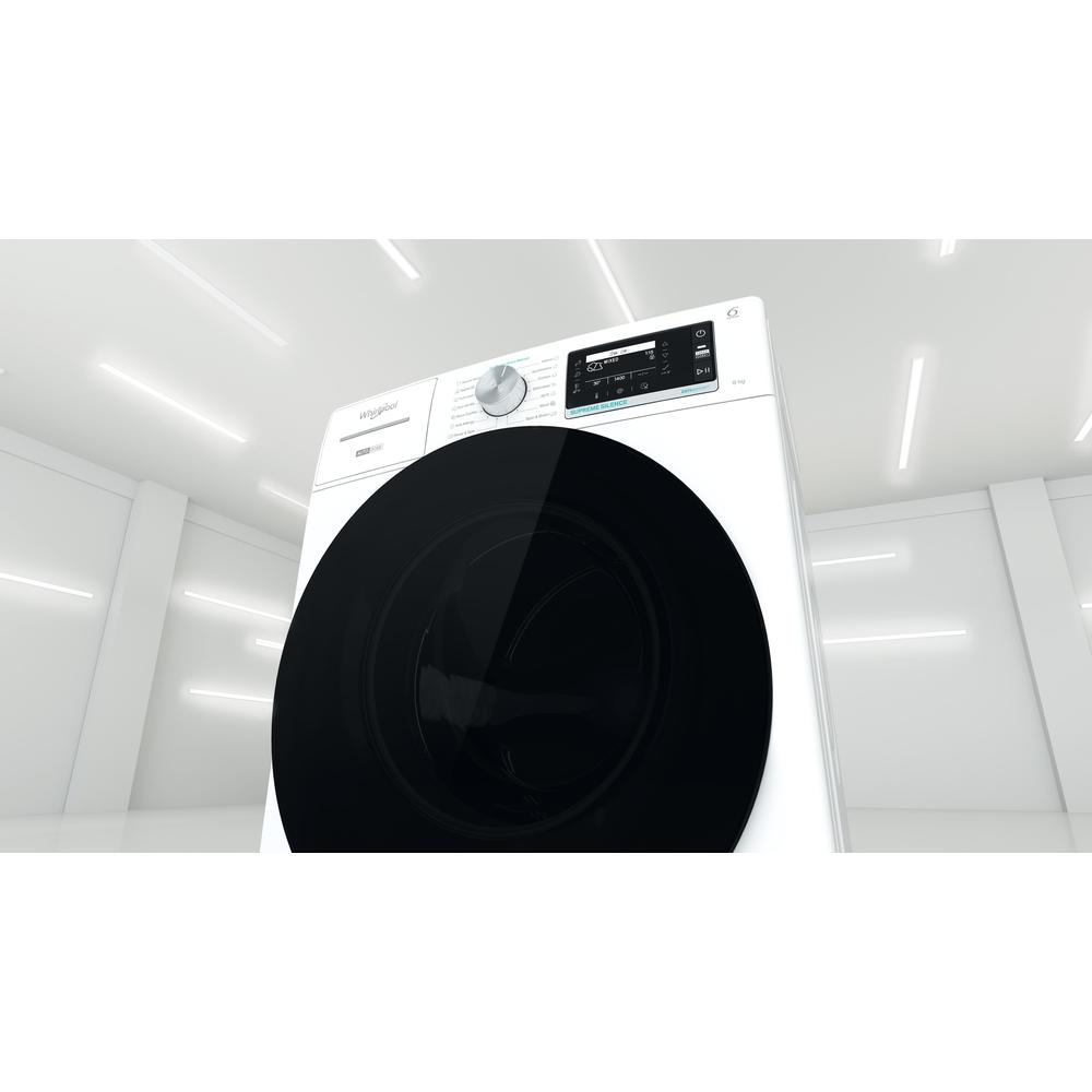 Biała pralka Hotpoint z otwartymi drzwiami. Na wyświetlaczu widoczny czas.