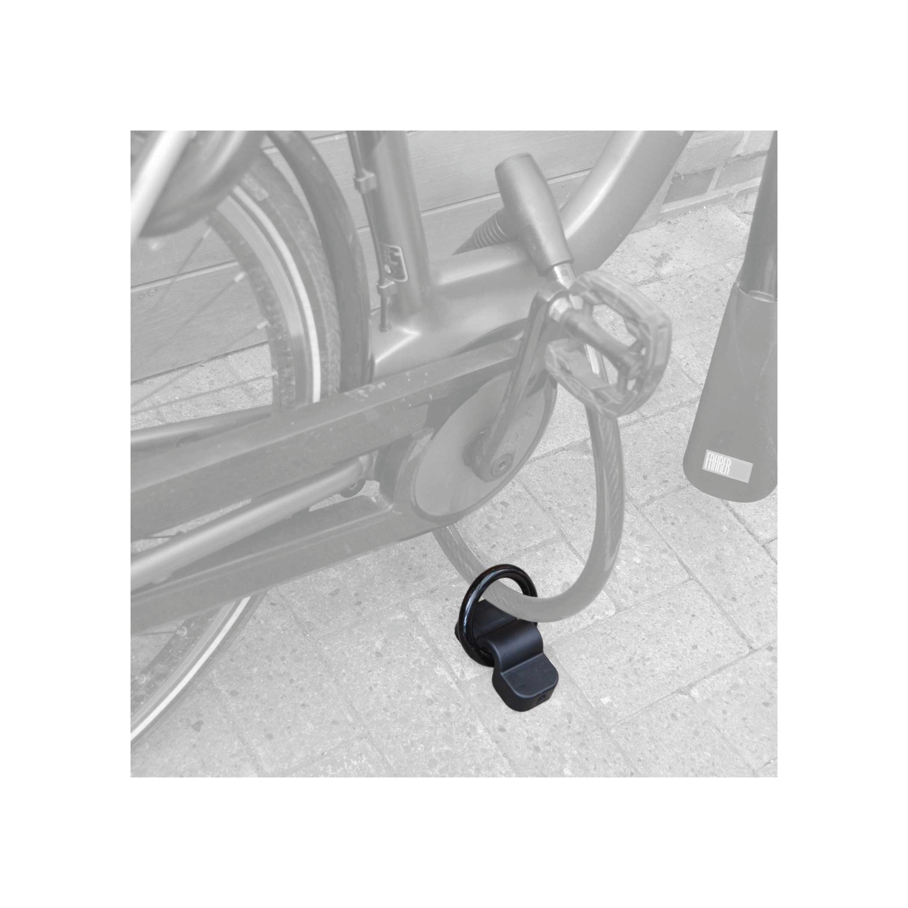 Schwarzes Fahrradschloss am Fahrradrad befestigt.