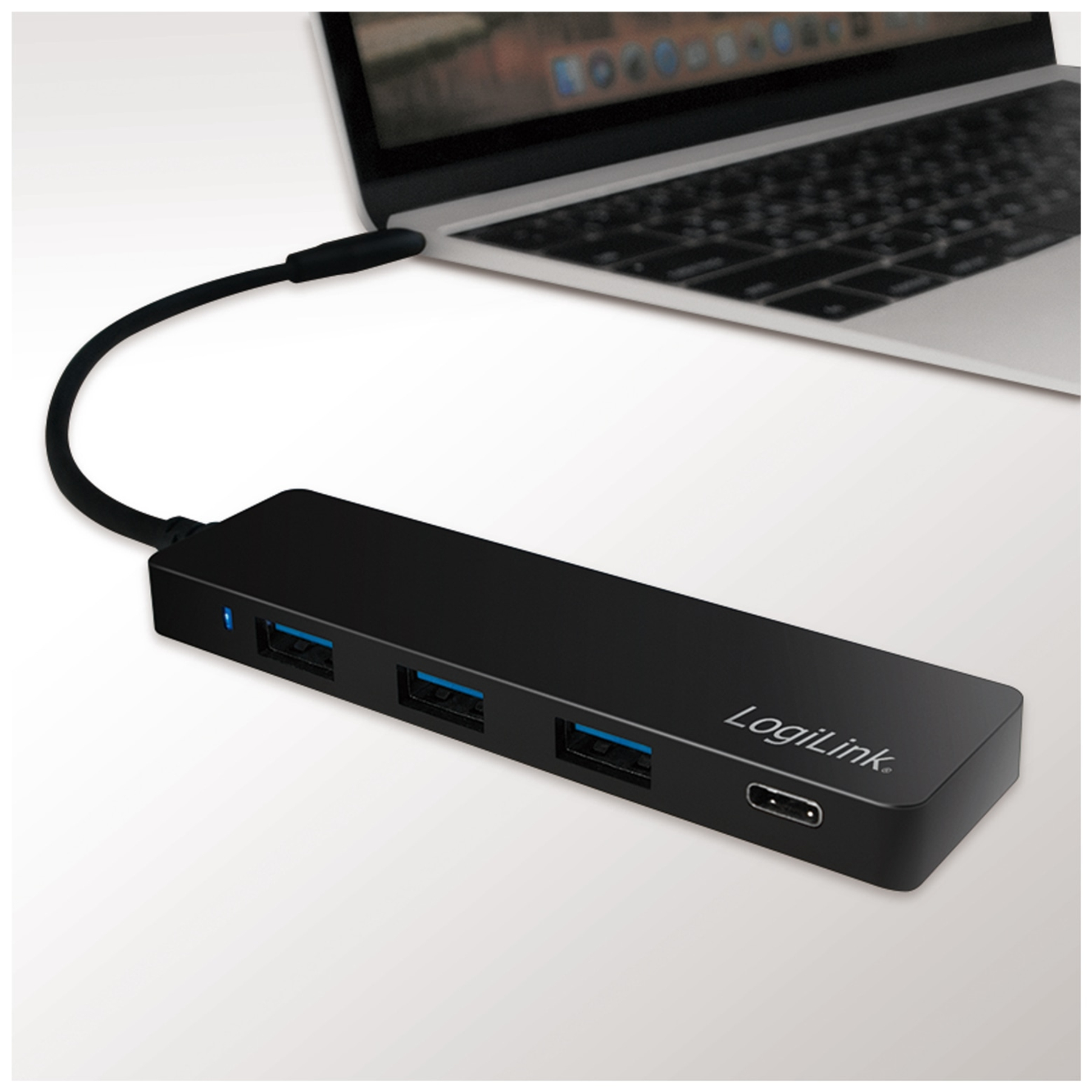Hub nero collegato a un laptop. L'hub ha porte USB con indicatori blu e il logo LogiLink.