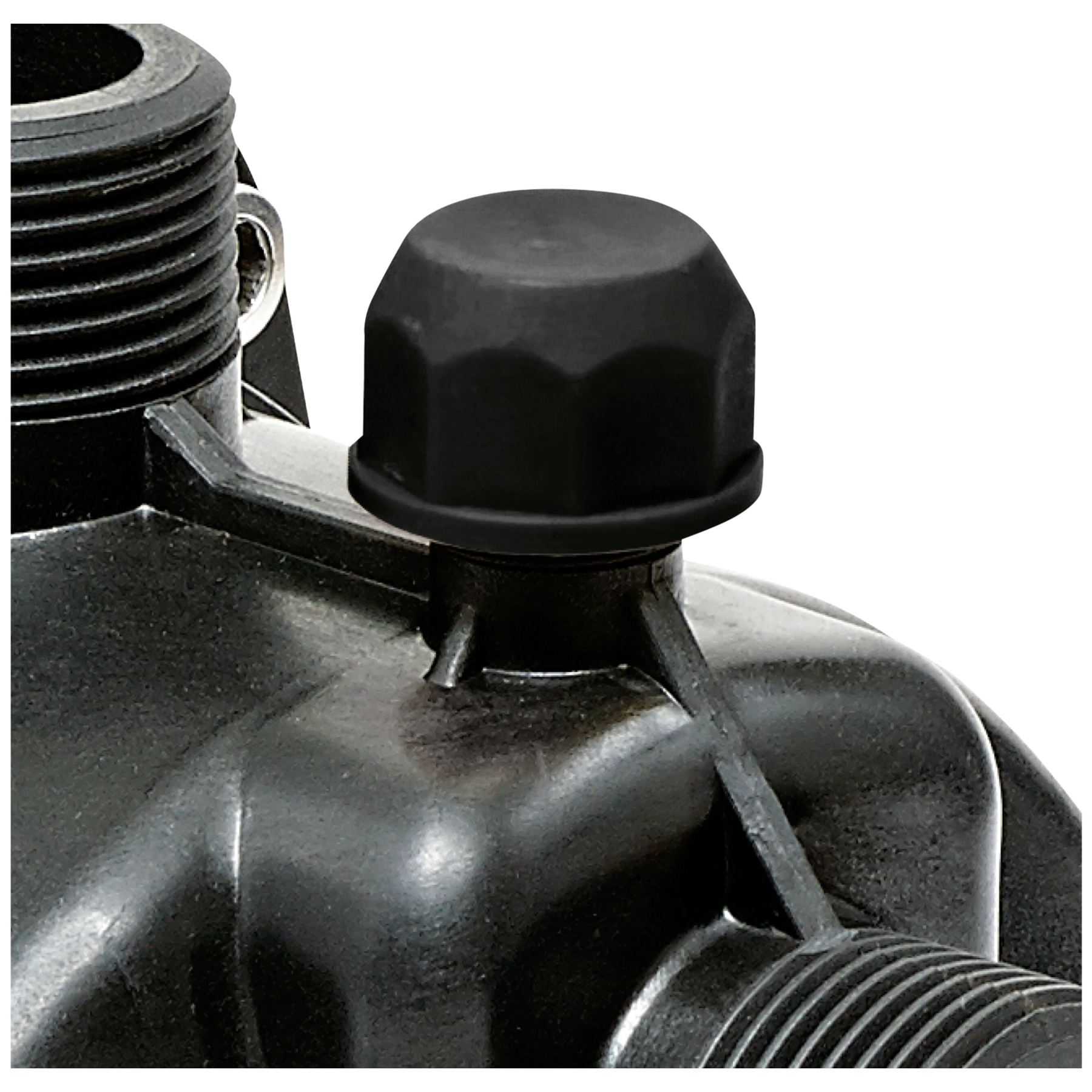 Czarna plastikowa nasadka na czarnym obiekcie z gwintem. Nasadka ma teksturowaną powierzchnię.