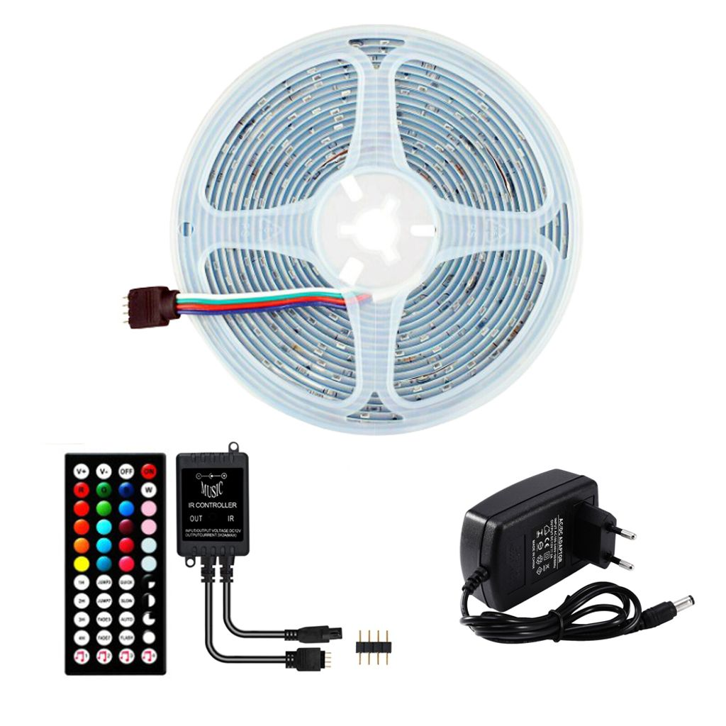 LED-Streifenrolle, Fernbedienung, Controller und Netzteil. Alles auf weißem Hintergrund.