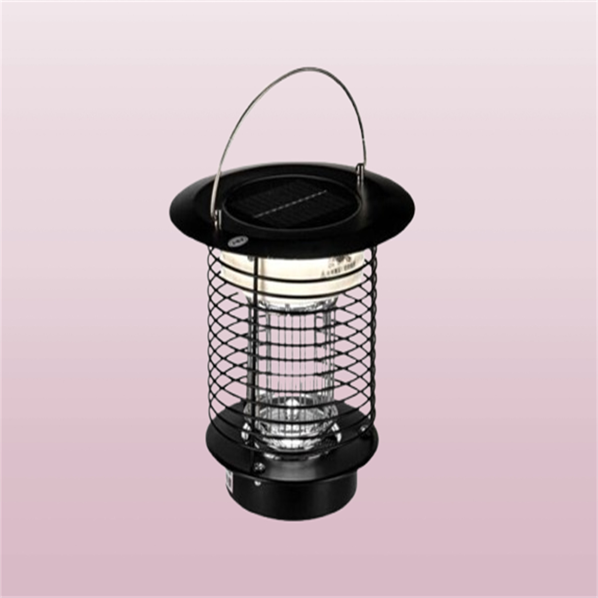 Eine schwarze, solarbetriebene Moskitokiller-Lampe mit Metallkäfig und Griff, auf rosa Hintergrund.