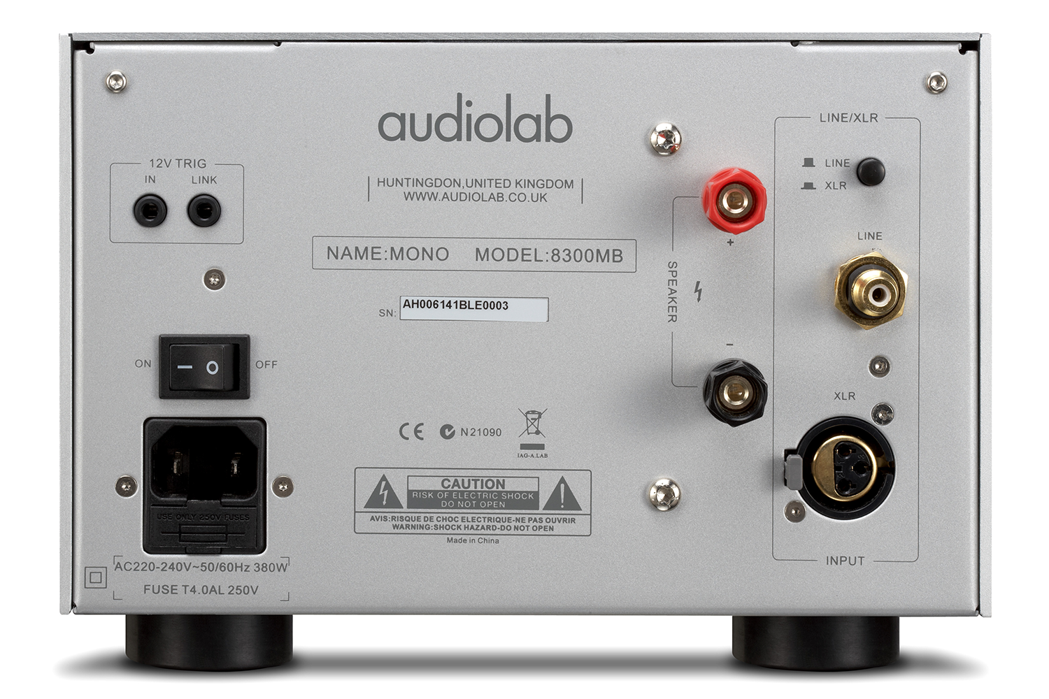 Zilveren achterpaneel van audioversterker met meerdere connectoren, knoppen en ingangspoorten. Witte achtergrond.