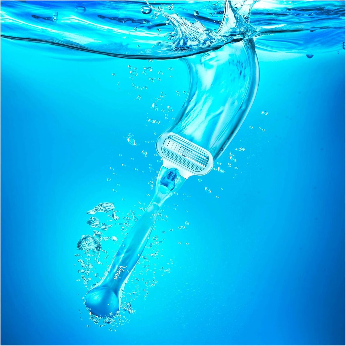 Ein blauer Rasierer ist in Wasser mit Spritzern. Blauer Wasserhintergrund.