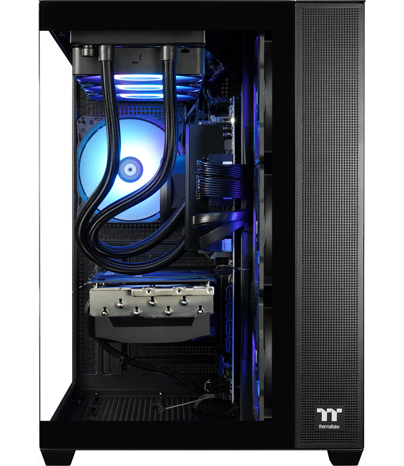 Zwart computerkastinterieur met blauw verlichte componenten, waaronder een CPU-koeler en ventilator.
