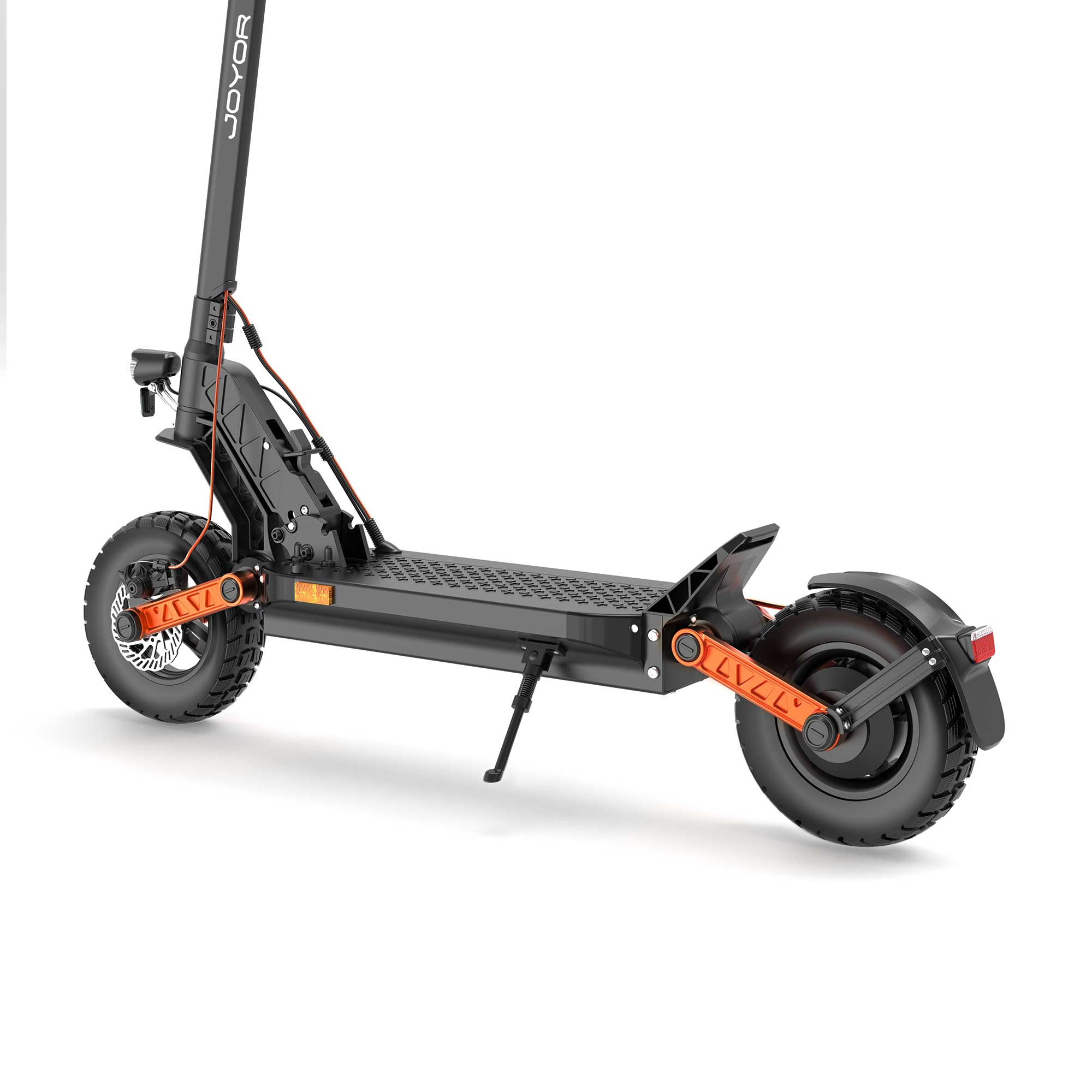 Ein schwarzer und orangefarbener Elektroroller, von der Seite betrachtet, mit ausgeklapptem Ständer.
