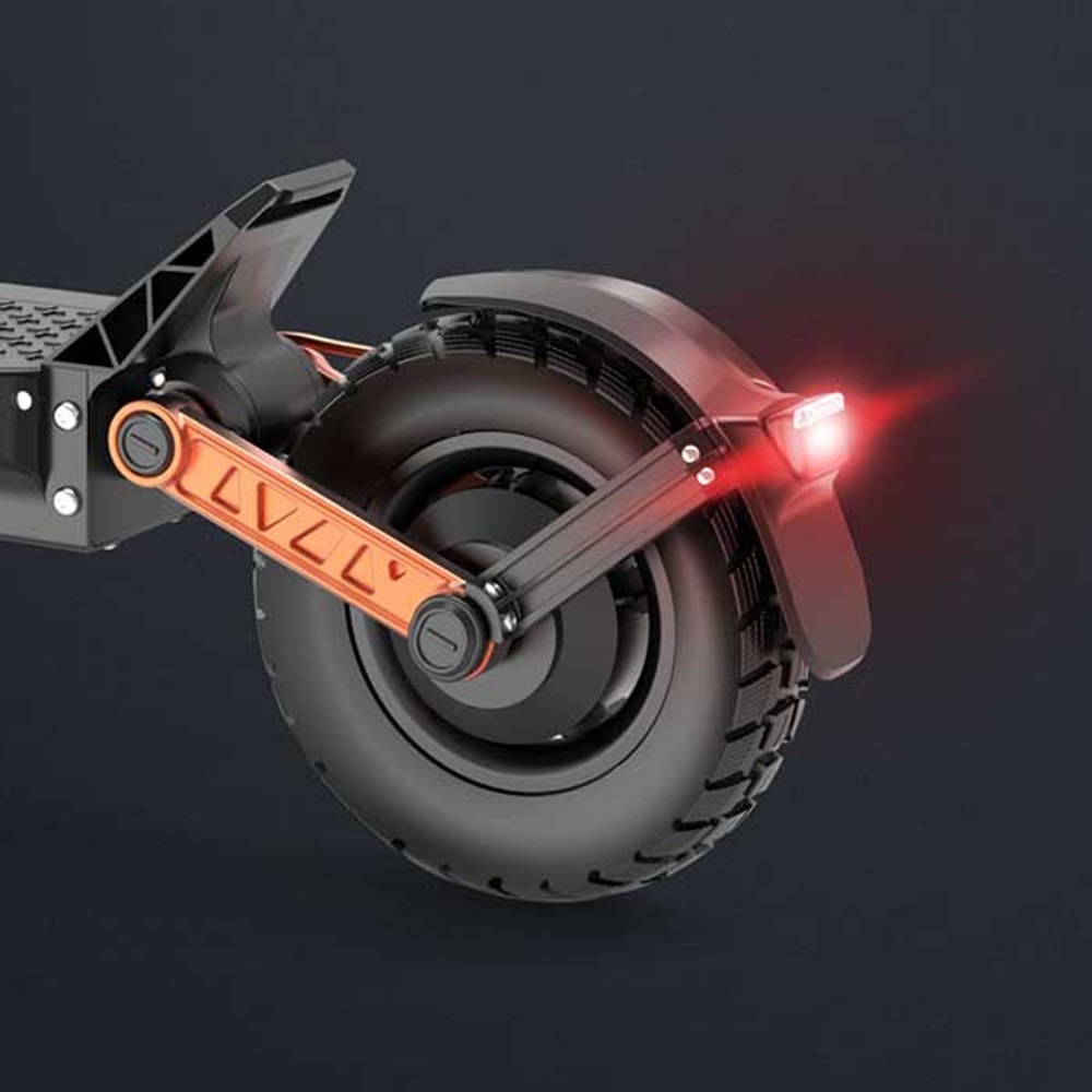 Rückansicht eines Elektroroller-Rads. Das Rücklicht leuchtet rot, das Rad ist schwarz.