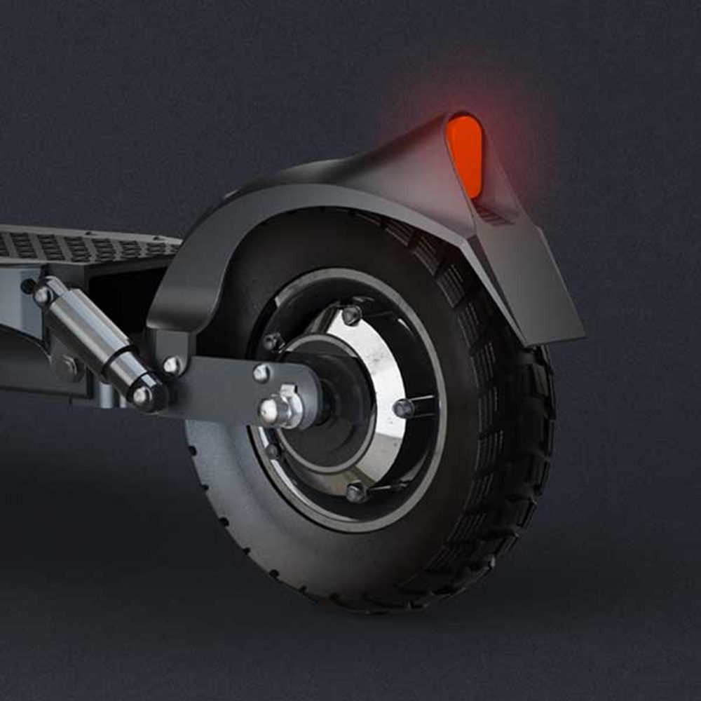 Hinterrad und Kotflügel eines E-Scooters mit rotem Rücklicht. Der Reifen ist schwarz.