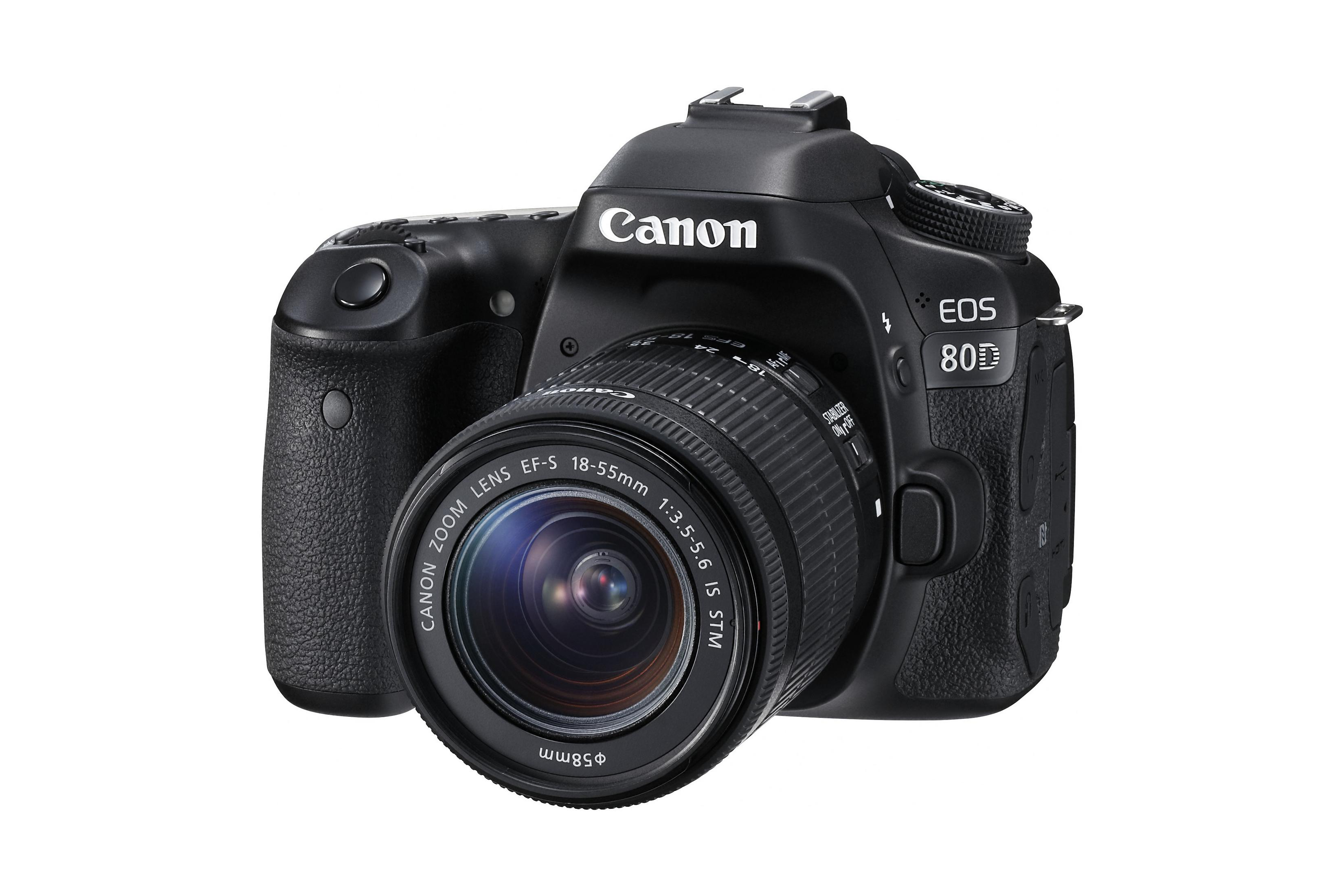 Eine schwarze Canon EOS 80D Kamera mit angesetztem Objektiv. Sie befindet sich auf weißem Hintergrund.